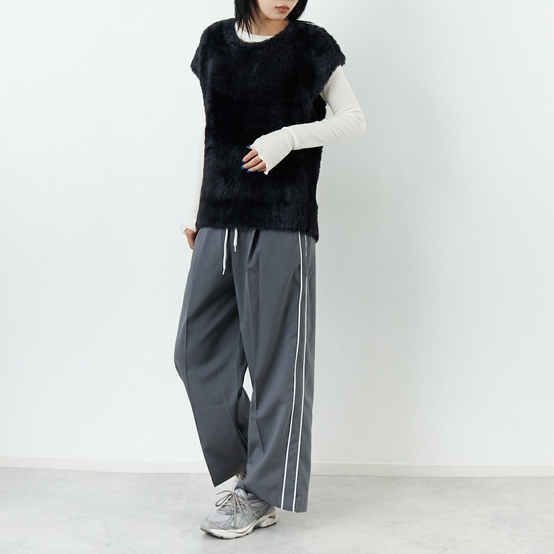 emmi [エミ] イージーケアサイドラインパンツ [13WFP254074] GRY &&モデル身長：167cm 着用サイズ：0&&