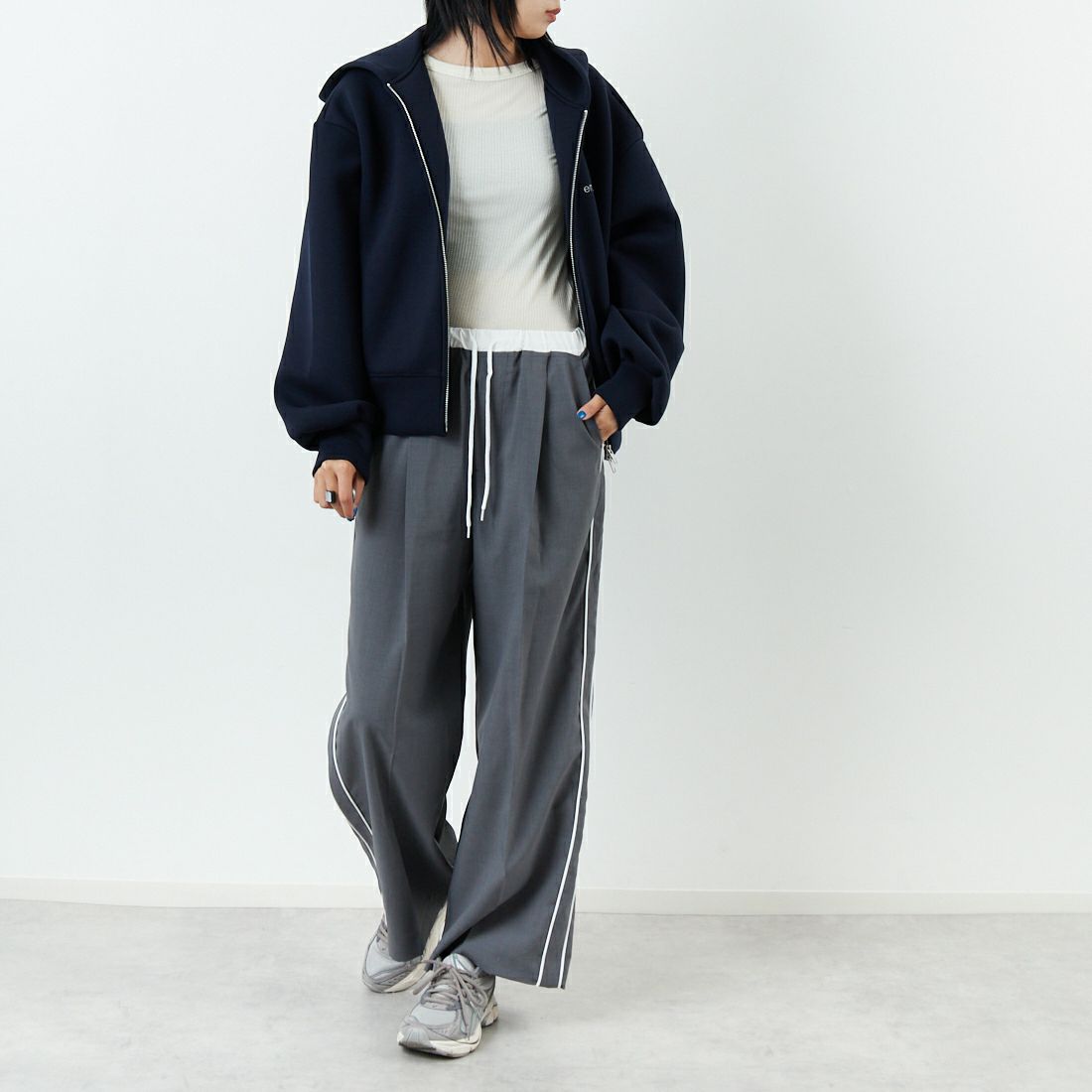 emmi [エミ] イージーケアサイドラインパンツ [13WFP254074] GRY &&モデル身長：167cm 着用サイズ：0&&