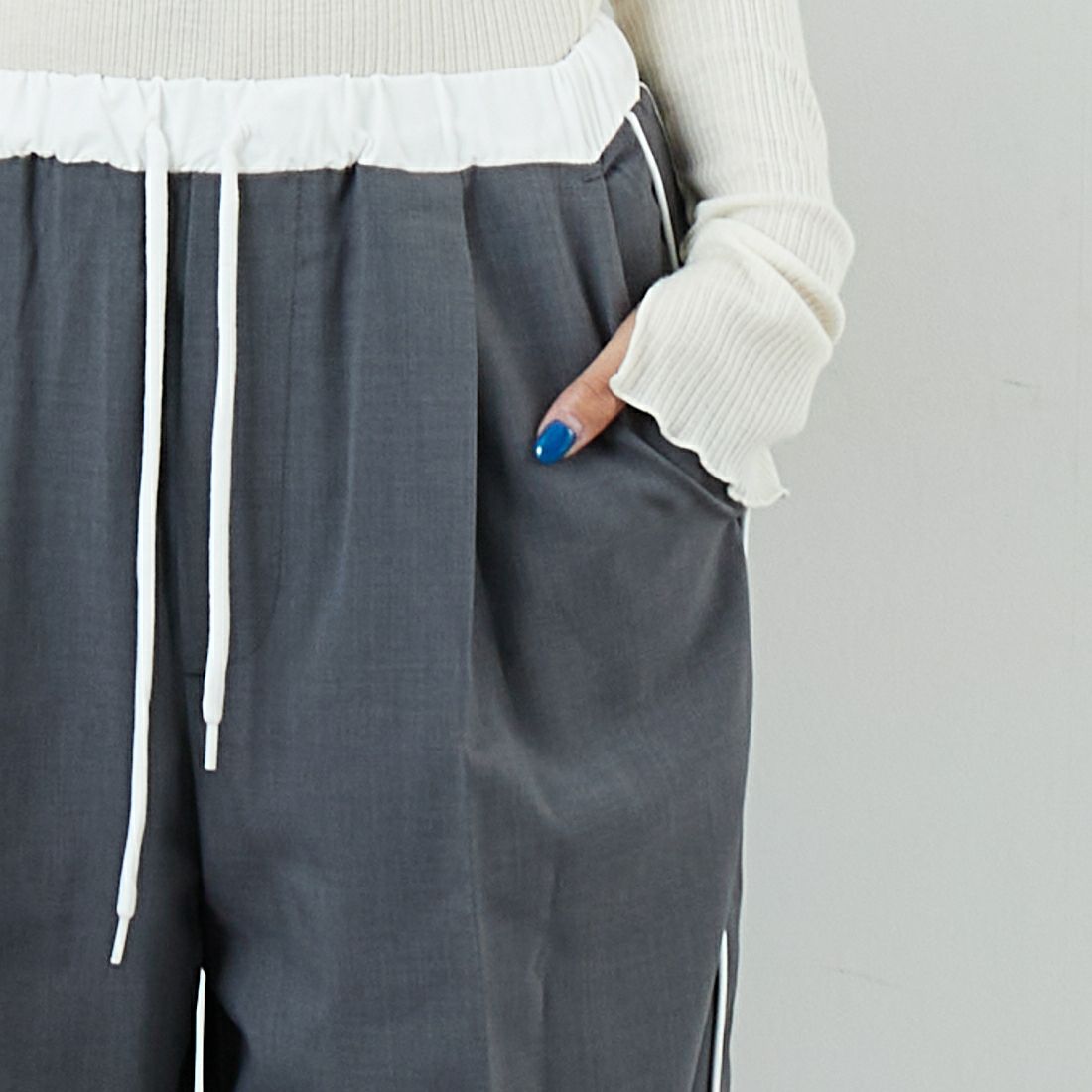 emmi [エミ] イージーケアサイドラインパンツ [13WFP254074] GRY &&モデル身長：167cm 着用サイズ：0&&