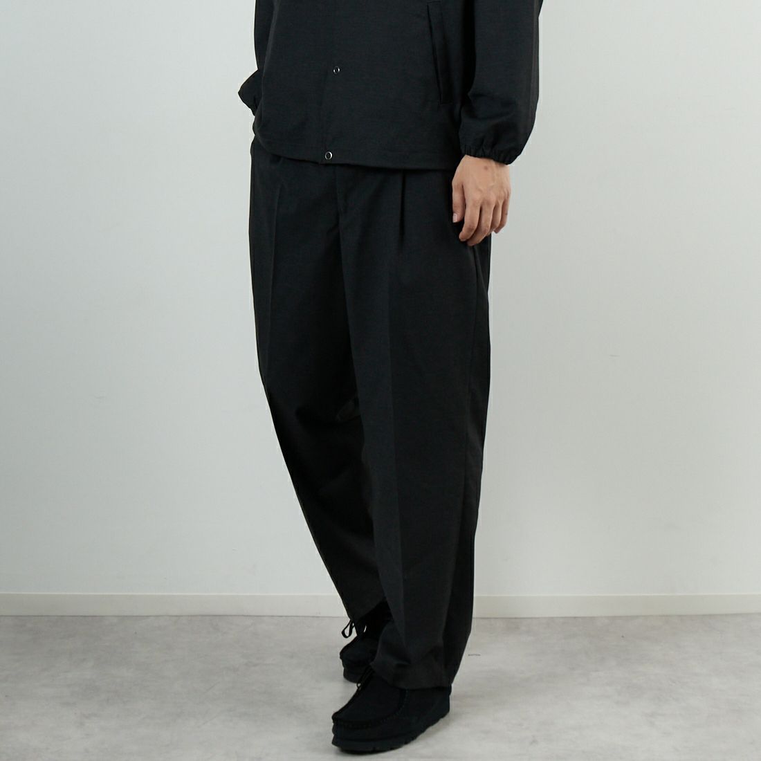 SLICK [スリック] TRギャバジン ワンタックテーパードスラックス [5161044] 805 CHARCO &&モデル身長：179cm 着用サイズ：2&&