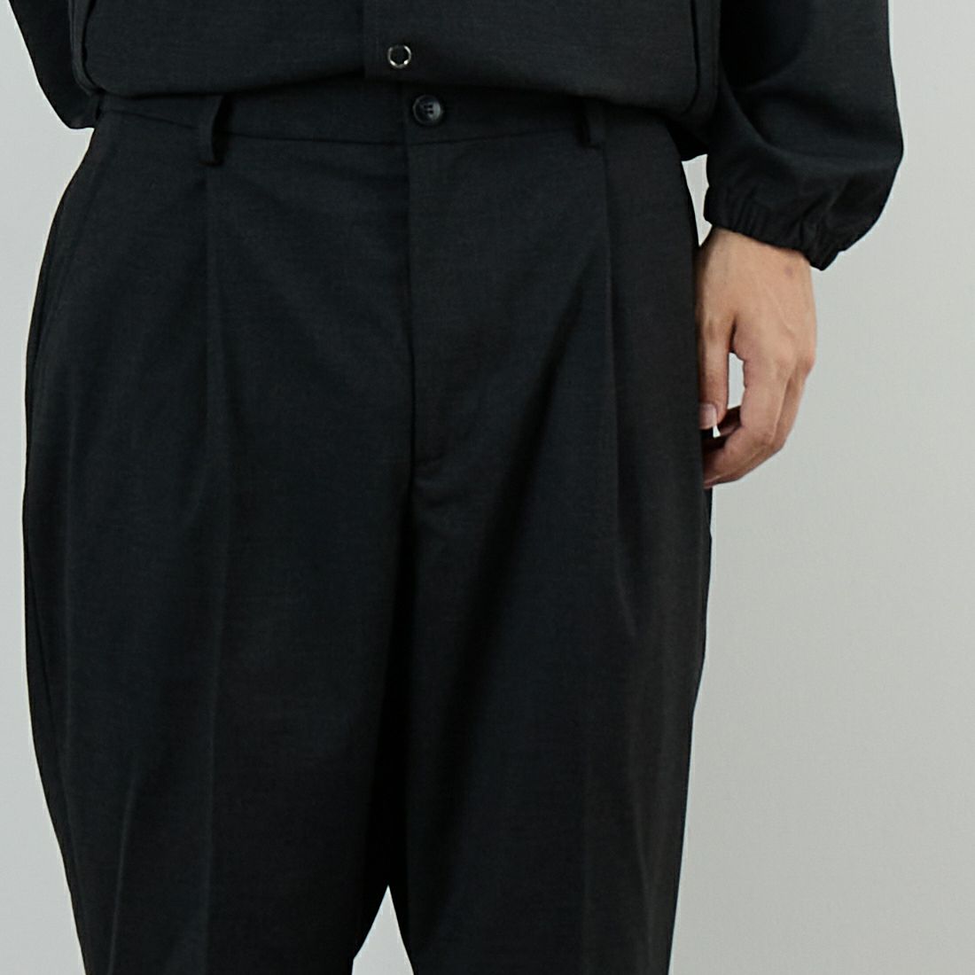 SLICK [スリック] TRギャバジン ワンタックテーパードスラックス [5161044] 805 CHARCO &&モデル身長：179cm 着用サイズ：2&&