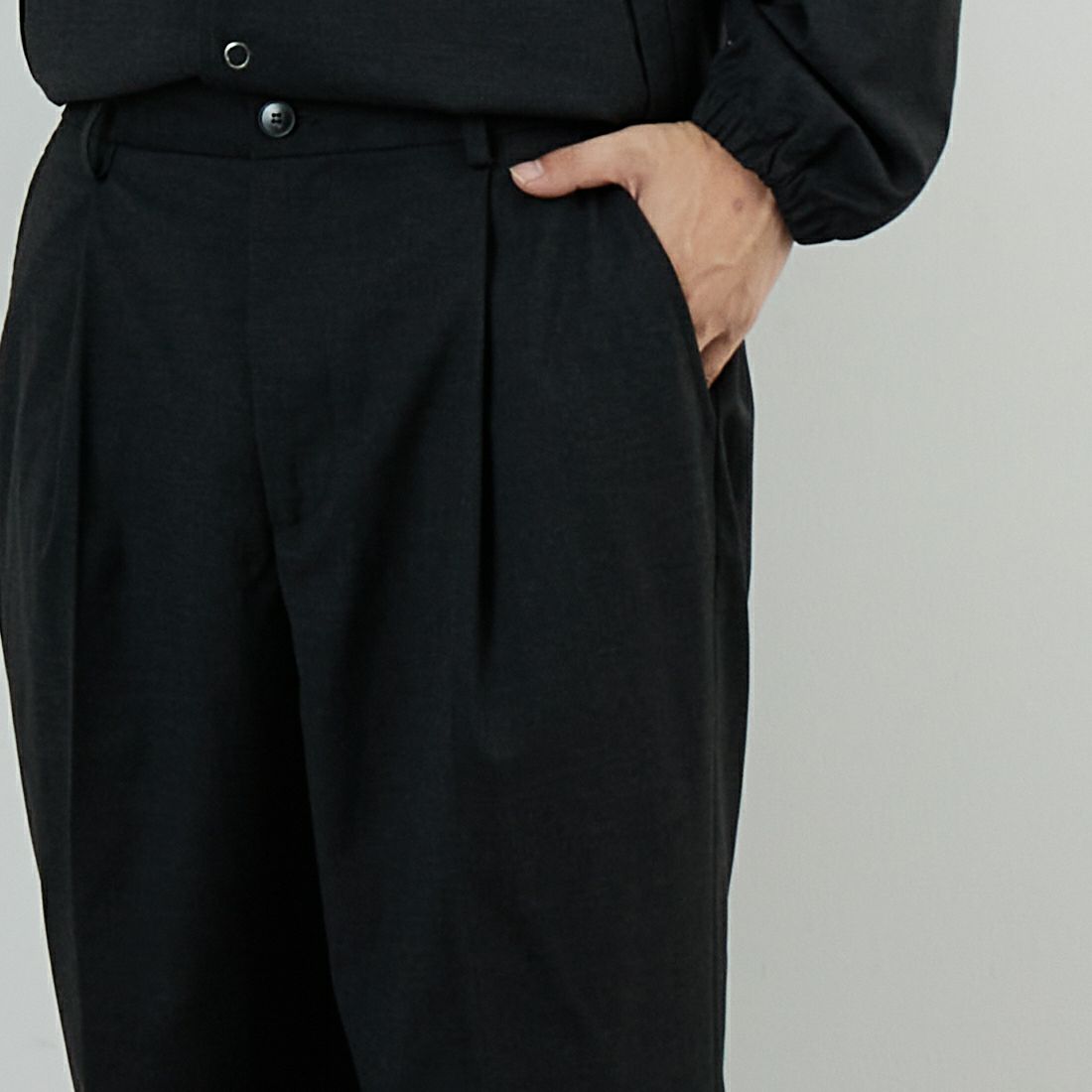 SLICK [スリック] TRギャバジン ワンタックテーパードスラックス [5161044] 805 CHARCO &&モデル身長：179cm 着用サイズ：2&&