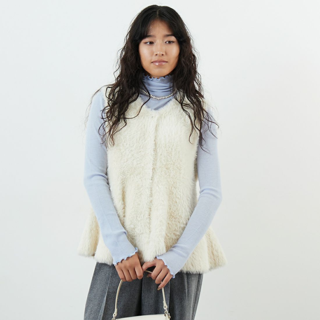 DIGNITE COLLIER [ディニテコリエ] フェザーヤーンペプラムジレ [80256143] 032 ｱｲﾎﾞﾘｰ &&モデル身長：162cm 着用サイズ：F&&