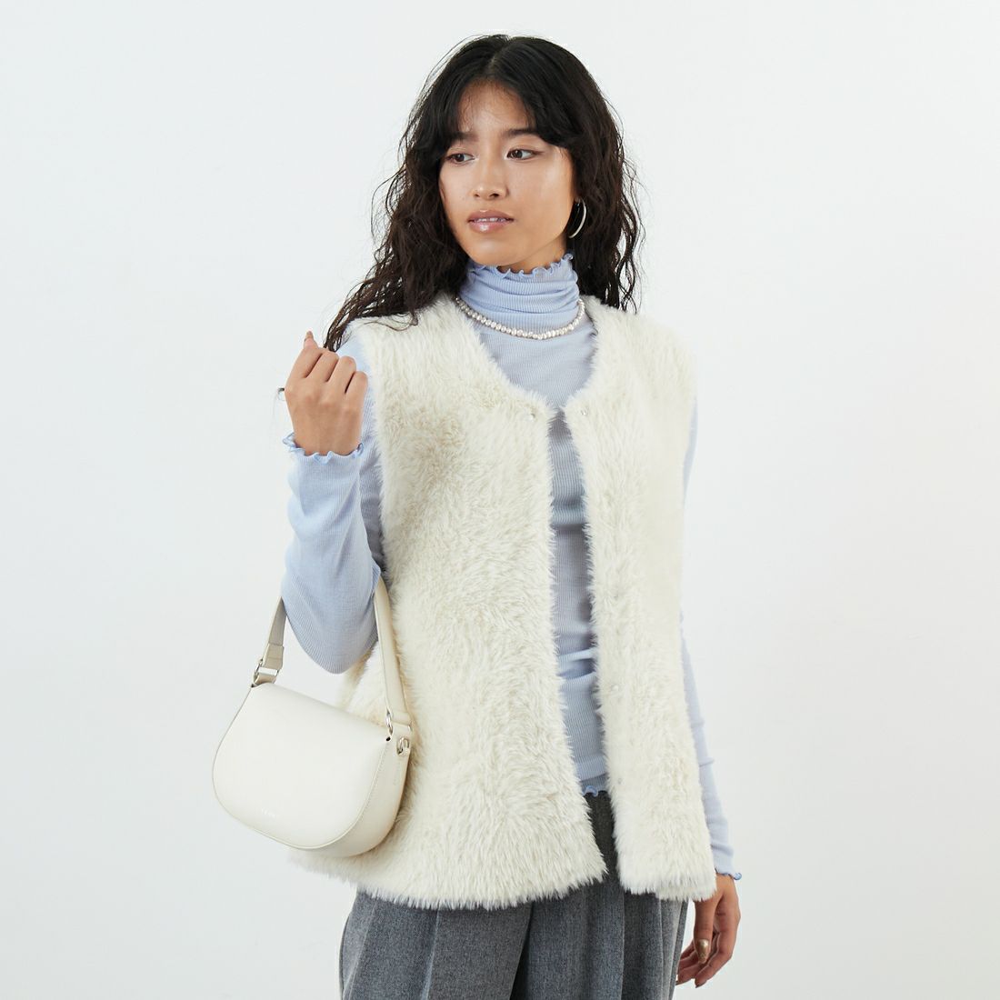 DIGNITE COLLIER [ディニテコリエ] フェザーヤーンペプラムジレ [80256143] 032 ｱｲﾎﾞﾘｰ &&モデル身長：162cm 着用サイズ：F&&