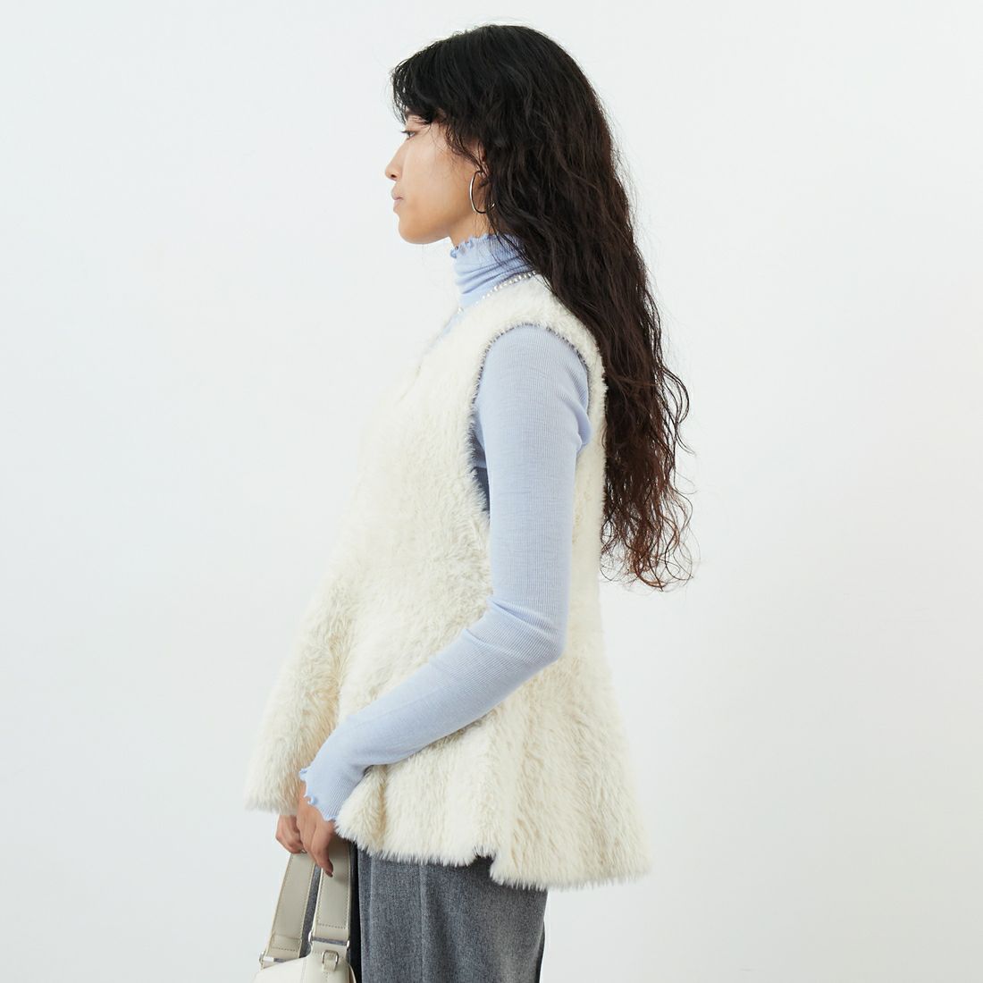 DIGNITE COLLIER [ディニテコリエ] フェザーヤーンペプラムジレ [80256143] 032 ｱｲﾎﾞﾘｰ &&モデル身長：162cm 着用サイズ：F&&