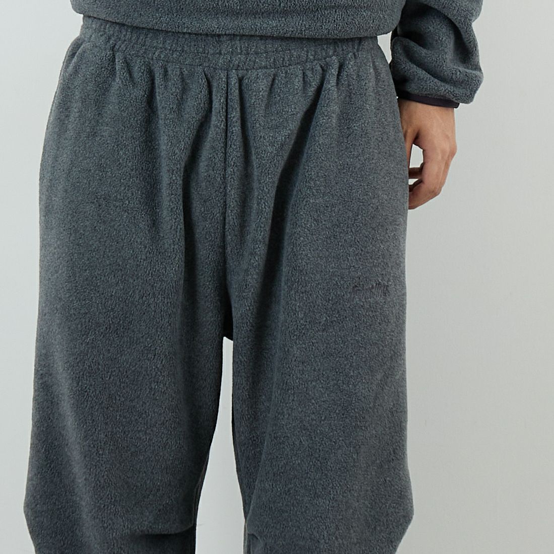 frostline [フロストライン] 別注 フリースパンツ [FL10-PT-IN5-JF] GRAY &&モデル身長：179cm 着用サイズ：L&&