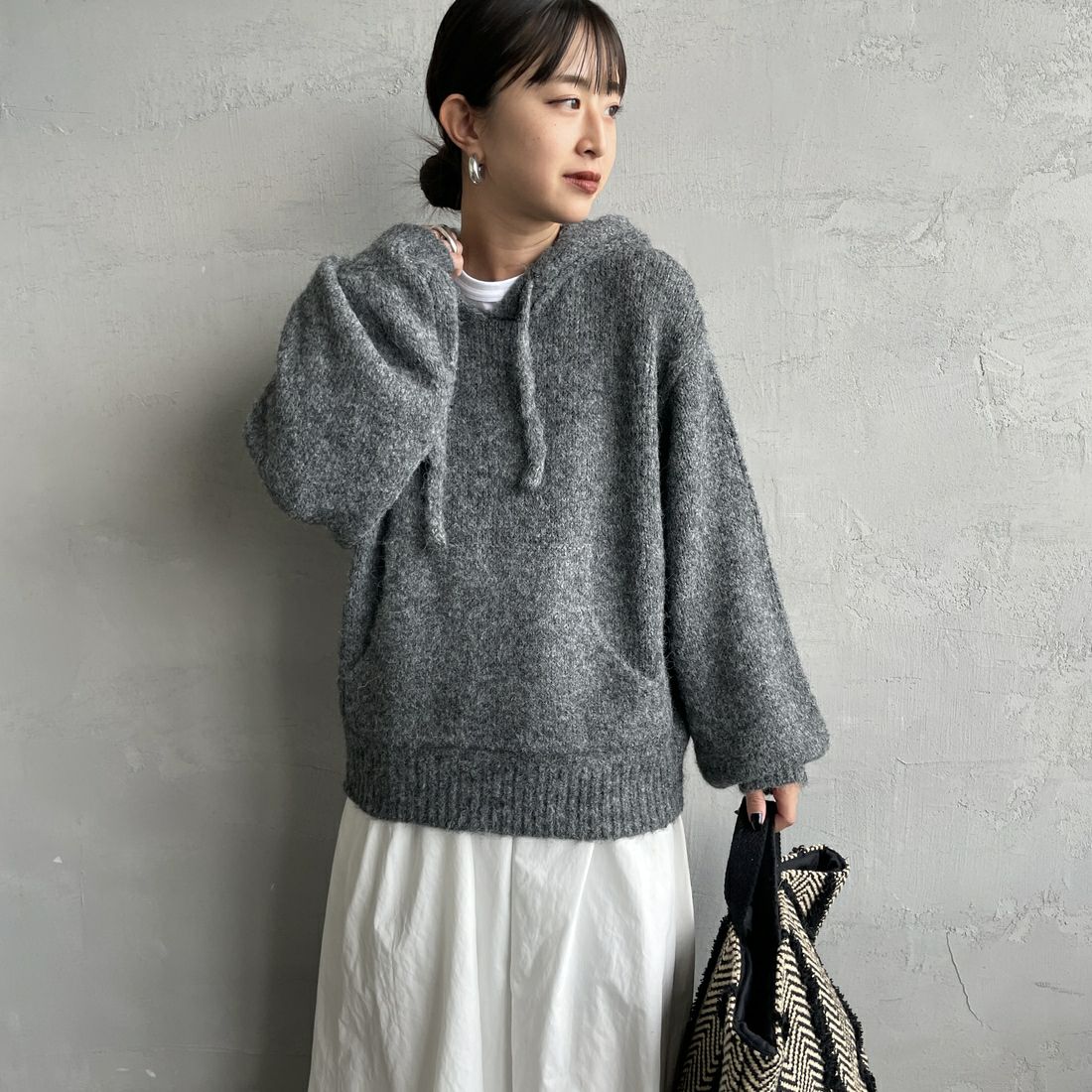 Maison de L'allure [メゾン ドゥ ラリュール] 起毛ニットフーディ [M25131027] 08 CHARCOA &&モデル身長：150cm 着用サイズ：F&&