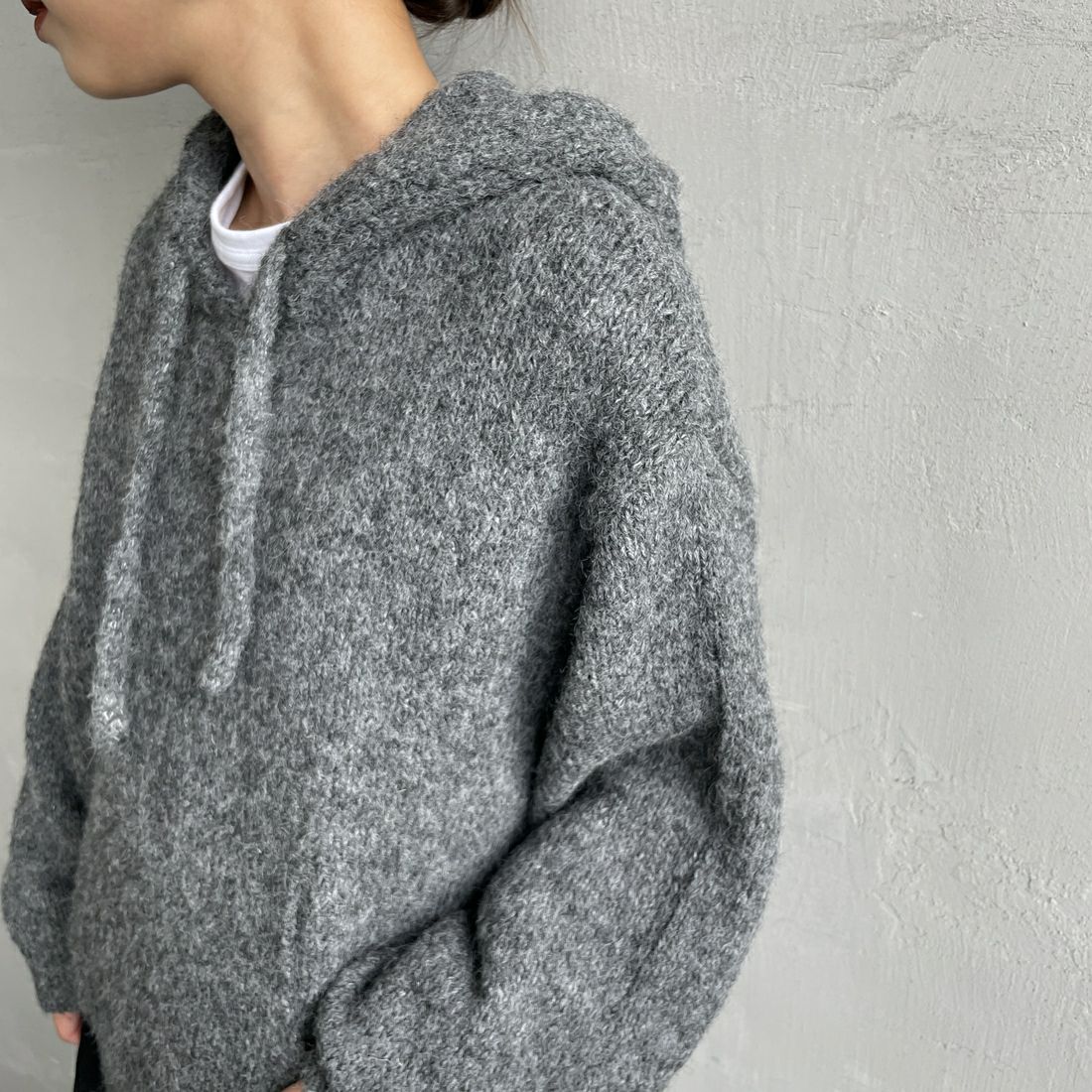 Maison de L'allure [メゾン ドゥ ラリュール] 起毛ニットフーディ [M25131027] 08 CHARCOA &&モデル身長：150cm 着用サイズ：F&&