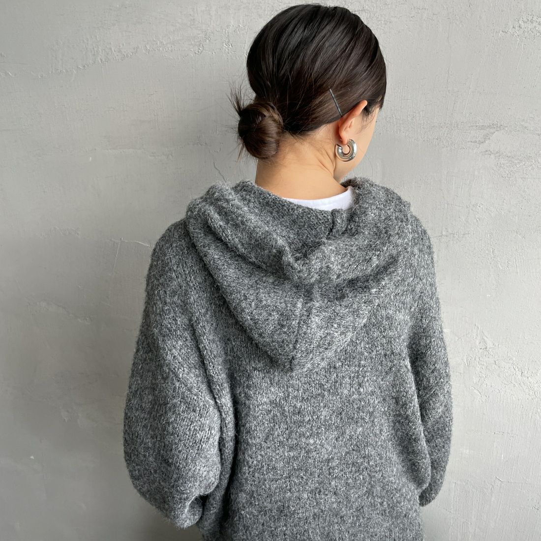 Maison de L'allure [メゾン ドゥ ラリュール] 起毛ニットフーディ [M25131027] 08 CHARCOA &&モデル身長：150cm 着用サイズ：F&&