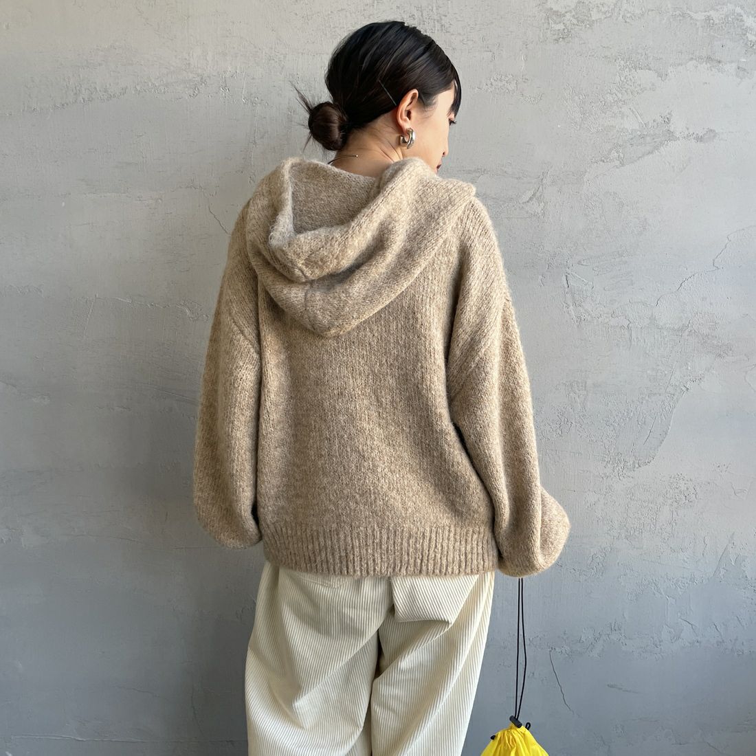 Maison de L'allure [メゾン ドゥ ラリュール] 起毛ニットフーディ [M25131027] 22 BEIGE &&モデル身長：150cm 着用サイズ：F&&