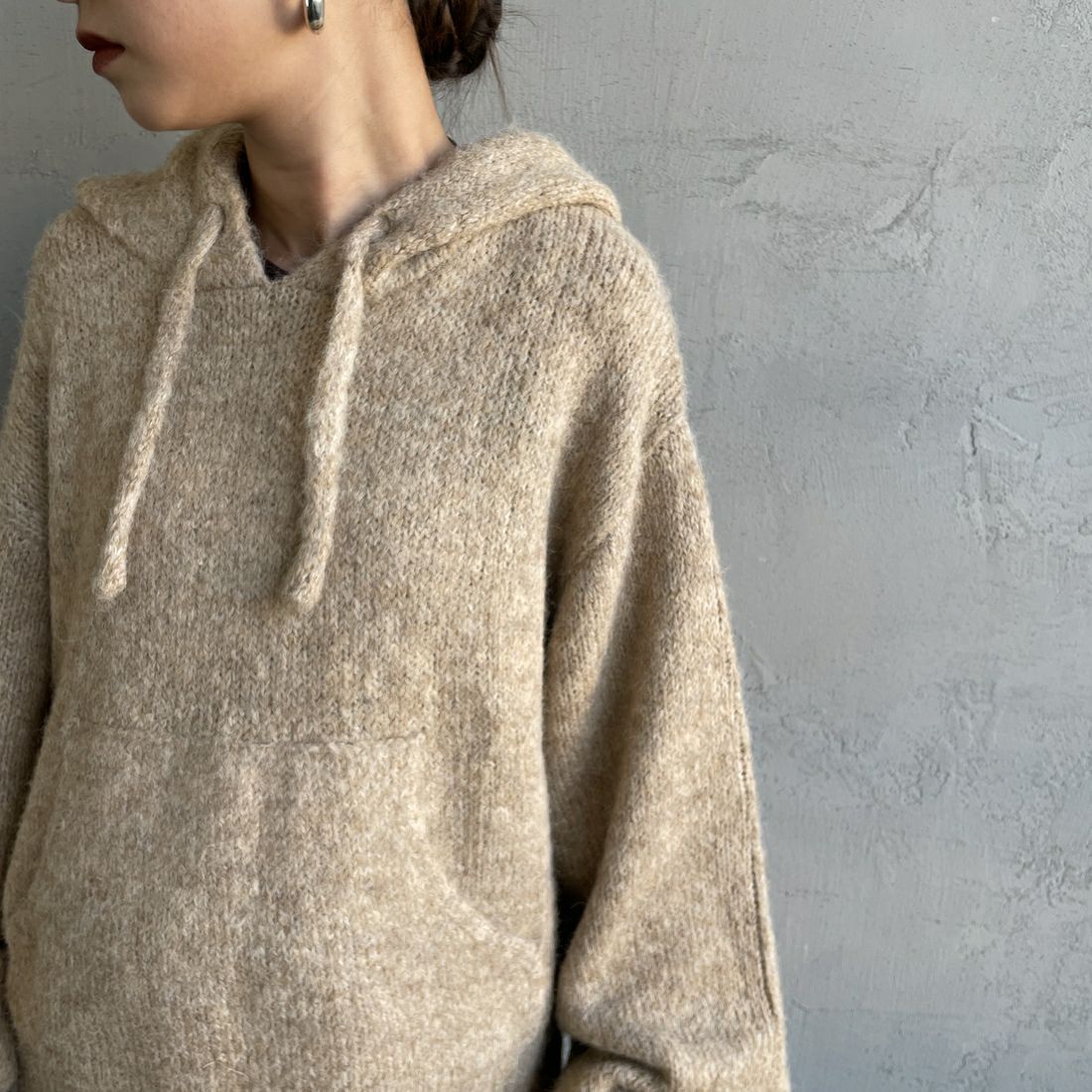 Maison de L'allure [メゾン ドゥ ラリュール] 起毛ニットフーディ [M25131027] 22 BEIGE &&モデル身長：150cm 着用サイズ：F&&