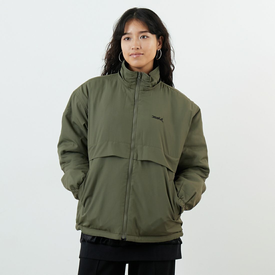 X-girl [エックスガール] フェイスパッチ リバーシブルジャケット [105253021006] OLIVE &&モデル身長：162cm 着用サイズ：M&&