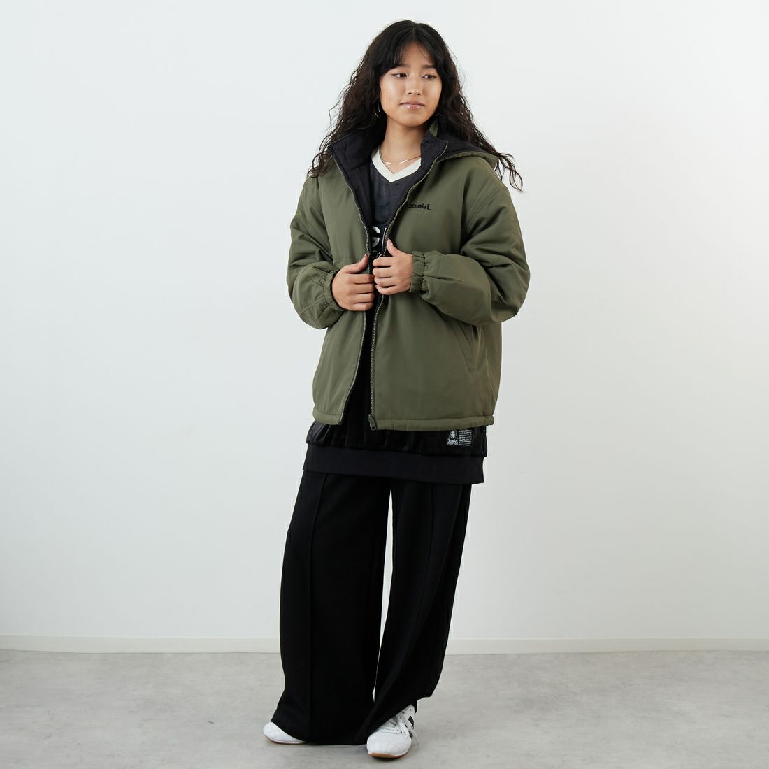 X-girl [エックスガール] フェイスパッチ リバーシブルジャケット [105253021006] OLIVE &&モデル身長：162cm 着用サイズ：M&&
