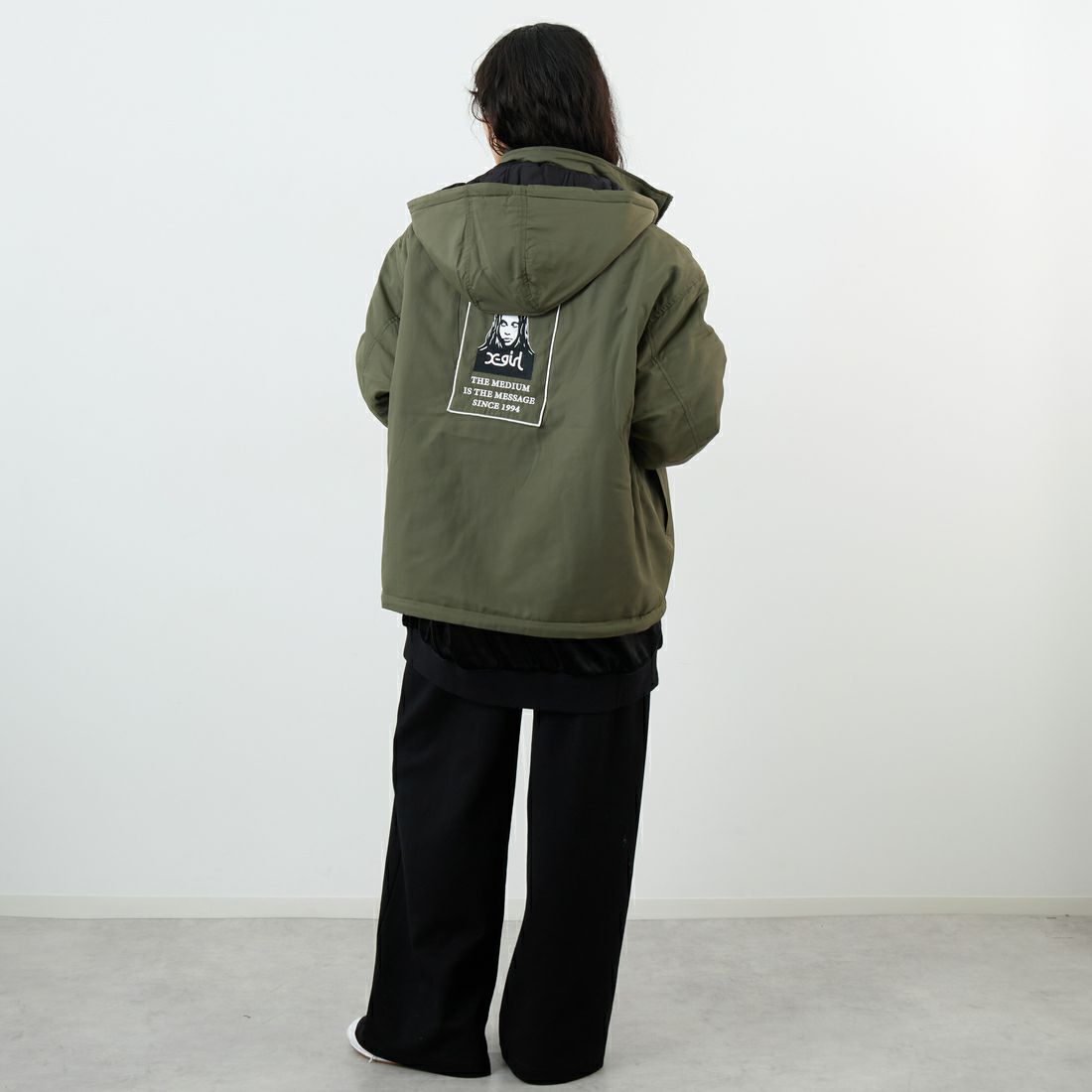 X-girl [エックスガール] フェイスパッチ リバーシブルジャケット [105253021006] OLIVE &&モデル身長：162cm 着用サイズ：M&&
