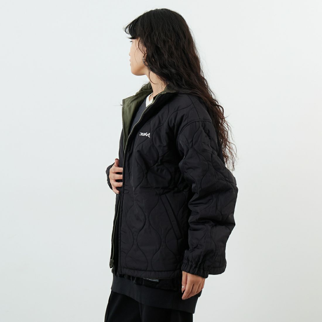 X-girl [エックスガール] フェイスパッチ リバーシブルジャケット [105253021006] OLIVE &&モデル身長：162cm 着用サイズ：M&&