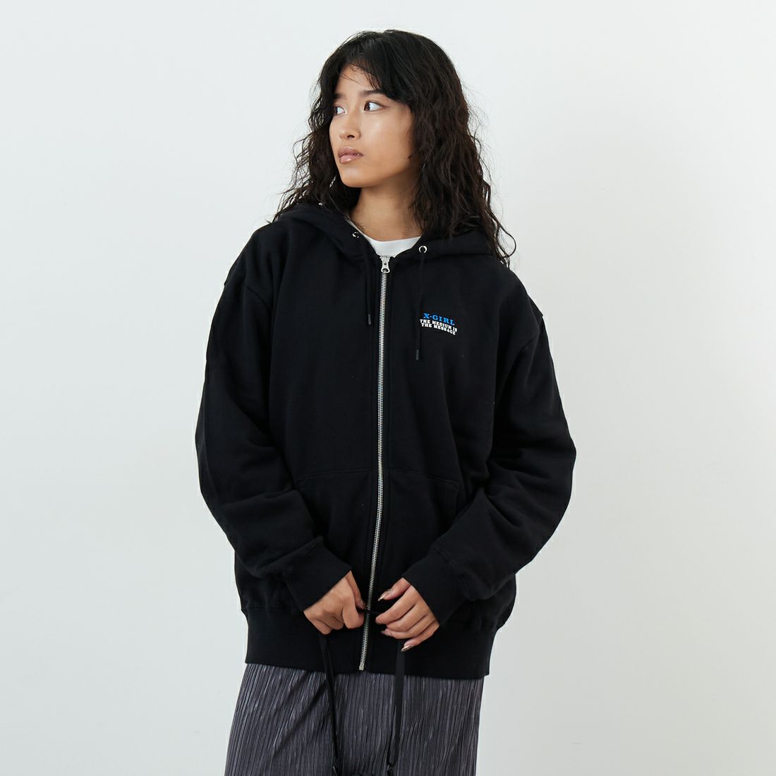X-girl [エックスガール] サークルロゴ フルジップスウェットフーディ [105253012001] BLACK &&モデル身長：162cm 着用サイズ：M&&