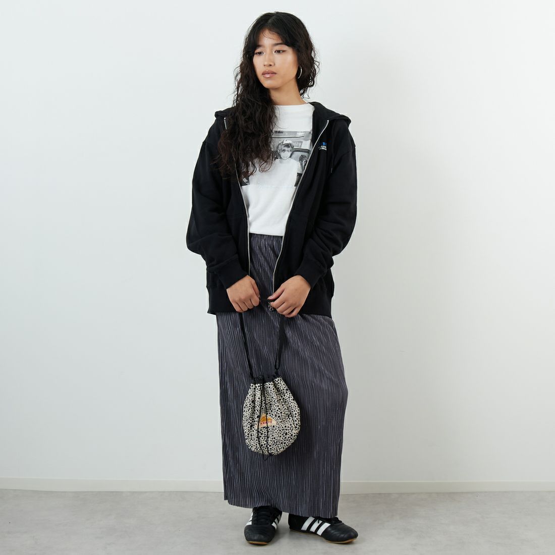 X-girl [エックスガール] サークルロゴ フルジップスウェットフーディ [105253012001] BLACK &&モデル身長：162cm 着用サイズ：M&&