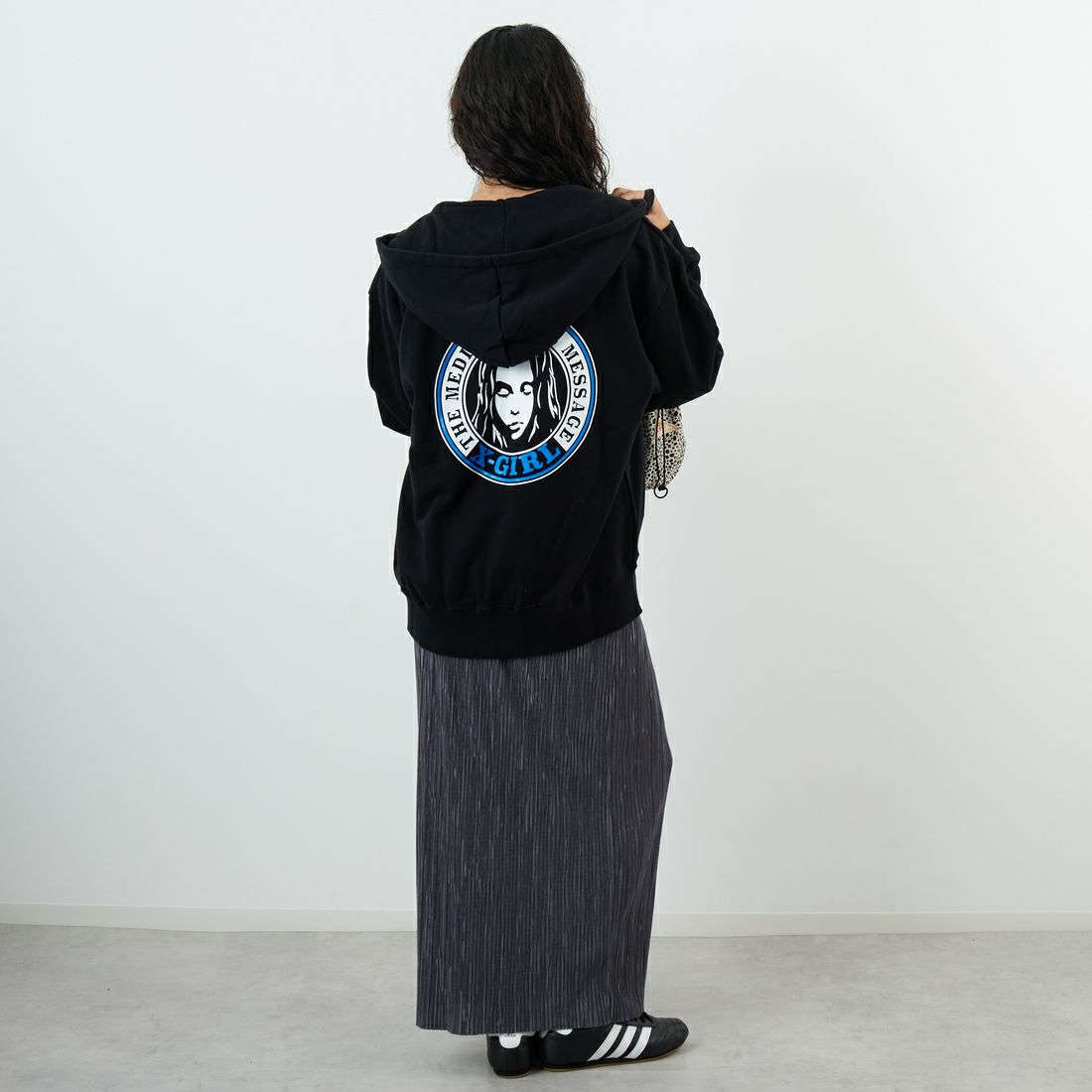 X-girl [エックスガール] サークルロゴ フルジップスウェットフーディ [105253012001] BLACK &&モデル身長：162cm 着用サイズ：M&&