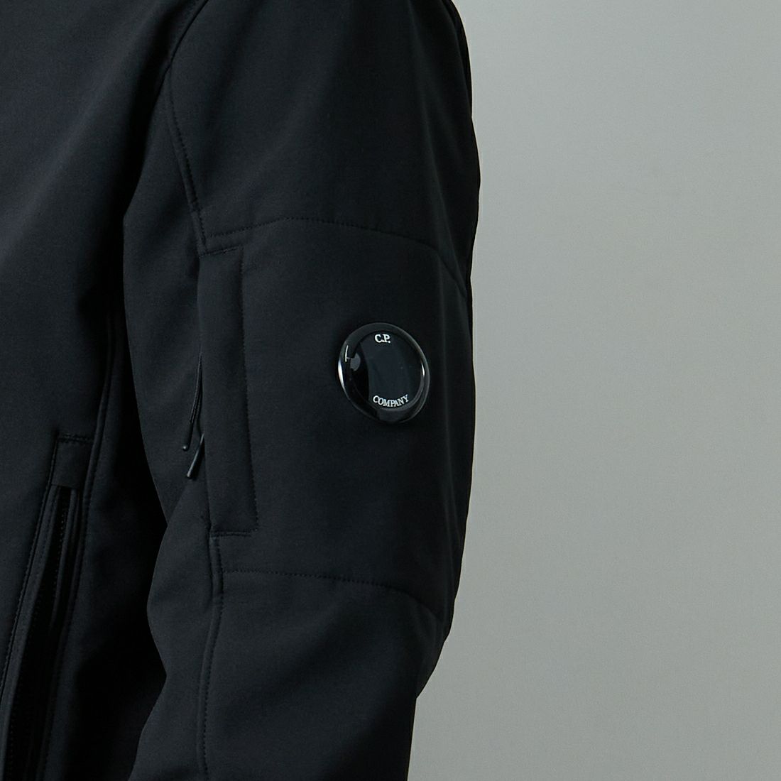 C.P.COMPANY [シーピーカンパニー] C.P. Shell-R ゴーグルジャケット [RFCMOW701A] 999 BLACK &&モデル身長：179cm 着用サイズ：M&&