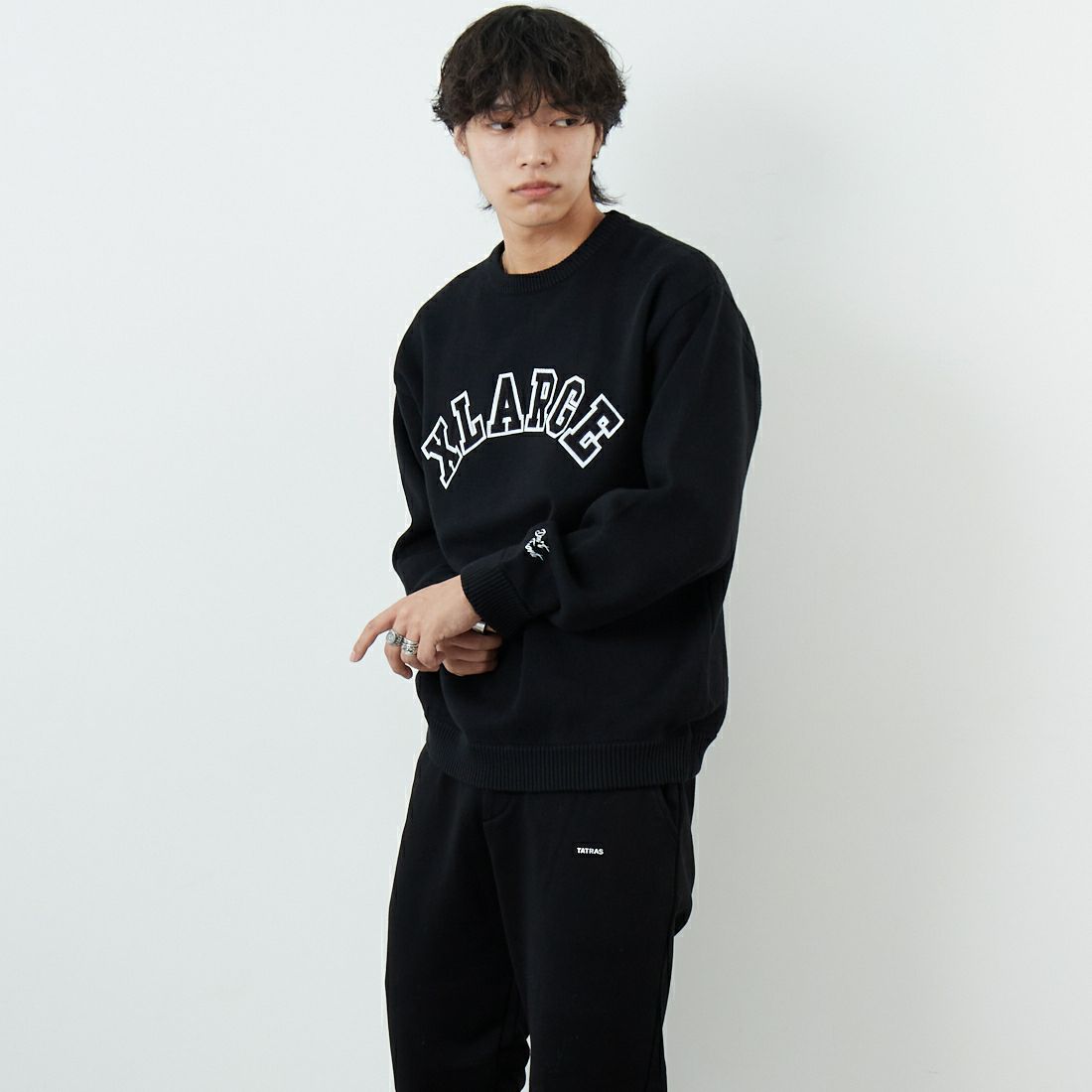 XLARGE [エクストララージ] アーチロゴクルーネックニット [101253015002] BLACK &&モデル身長：179cm 着用サイズ：M&&