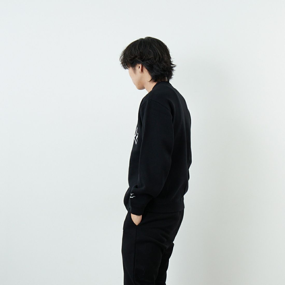 XLARGE [エクストララージ] アーチロゴクルーネックニット [101253015002] BLACK &&モデル身長：179cm 着用サイズ：M&&