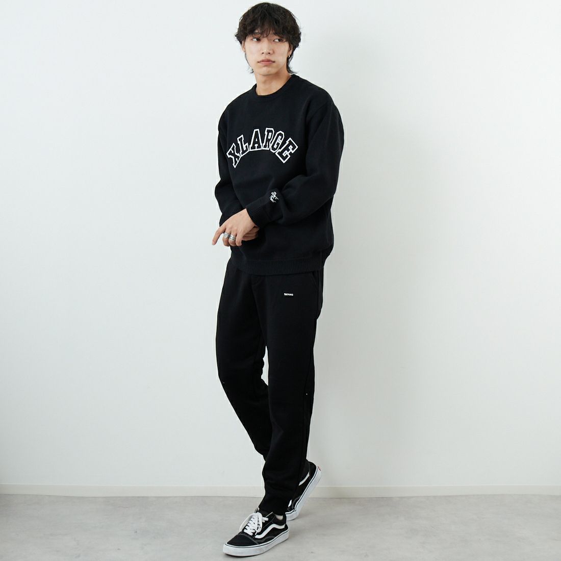 XLARGE [エクストララージ] アーチロゴクルーネックニット [101253015002] BLACK &&モデル身長：179cm 着用サイズ：M&&