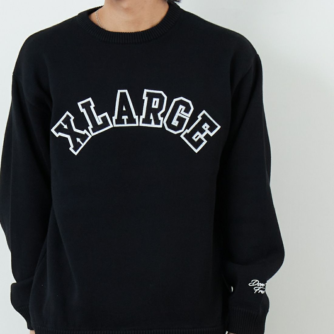 XLARGE [エクストララージ] アーチロゴクルーネックニット [101253015002] BLACK &&モデル身長：179cm 着用サイズ：M&&