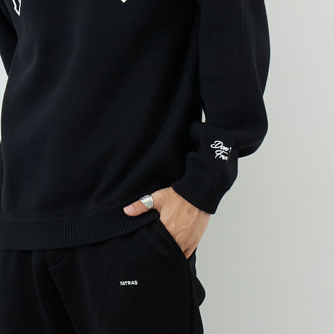 XLARGE [エクストララージ] アーチロゴクルーネックニット [101253015002] BLACK &&モデル身長：179cm 着用サイズ：M&&
