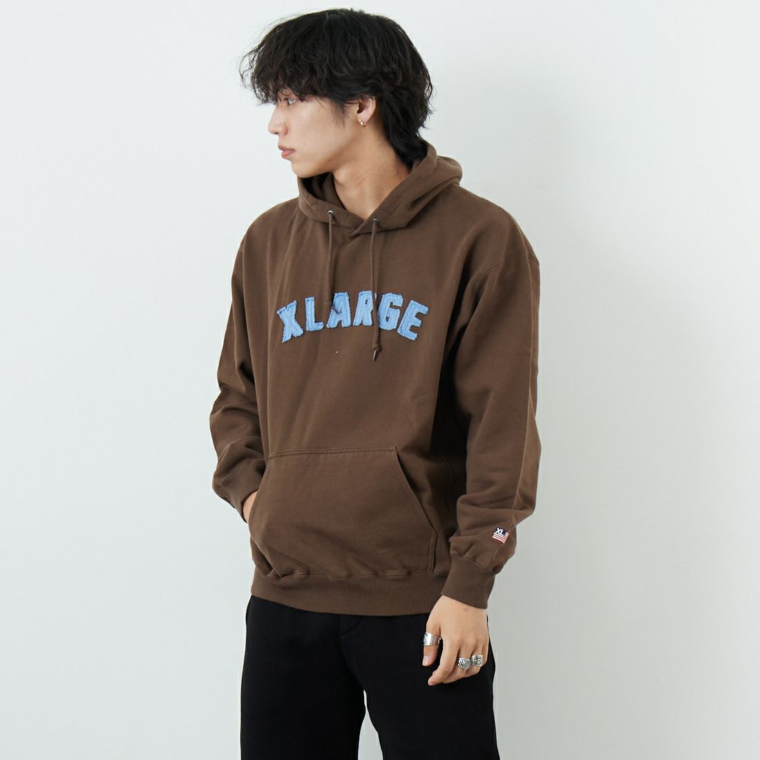 XLARGE [エクストララージ] アーチロゴスウェットフーディ [101253012014] BROWN &&モデル身長：179cm 着用サイズ：M&&