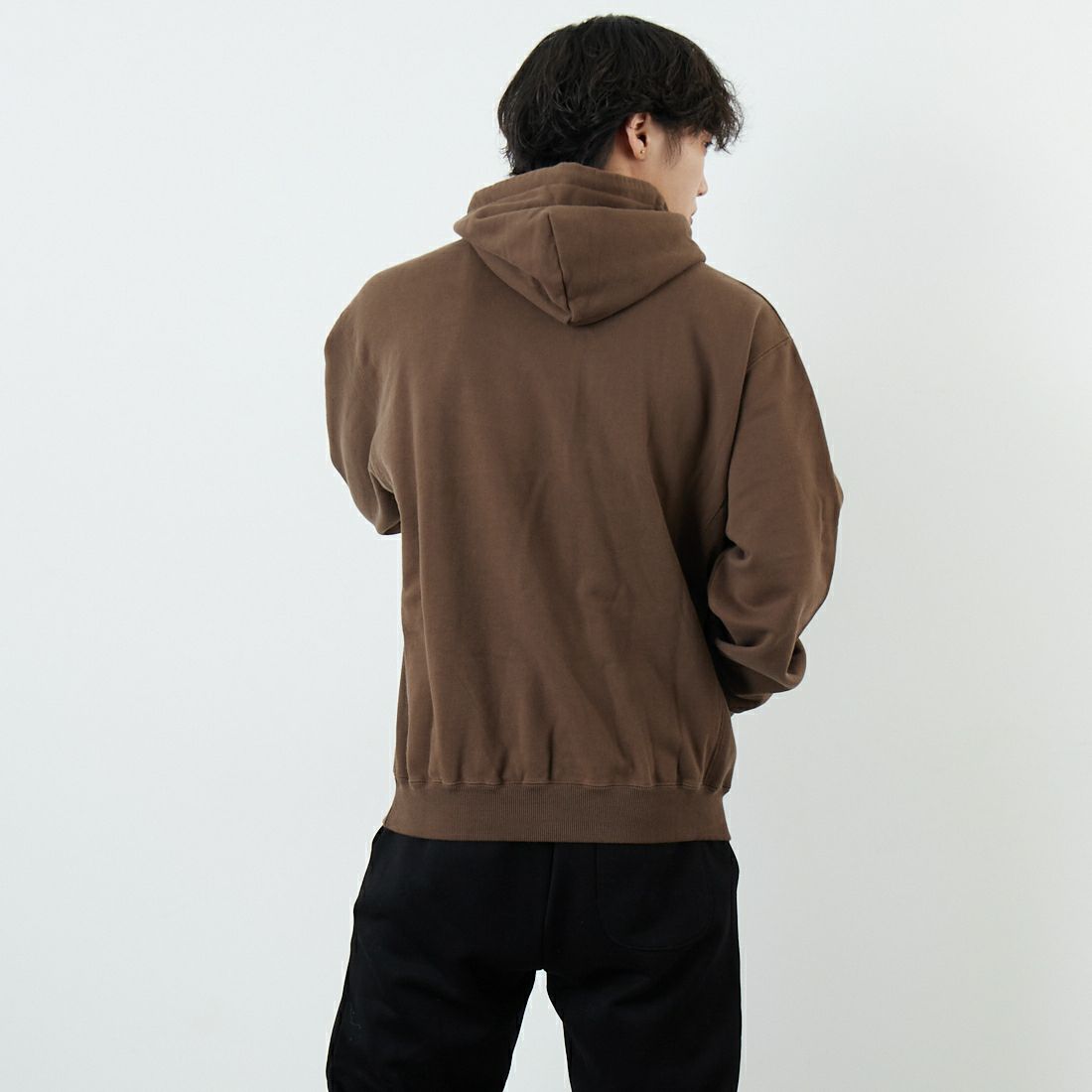 XLARGE [エクストララージ] アーチロゴスウェットフーディ [101253012014] BROWN &&モデル身長：179cm 着用サイズ：M&&