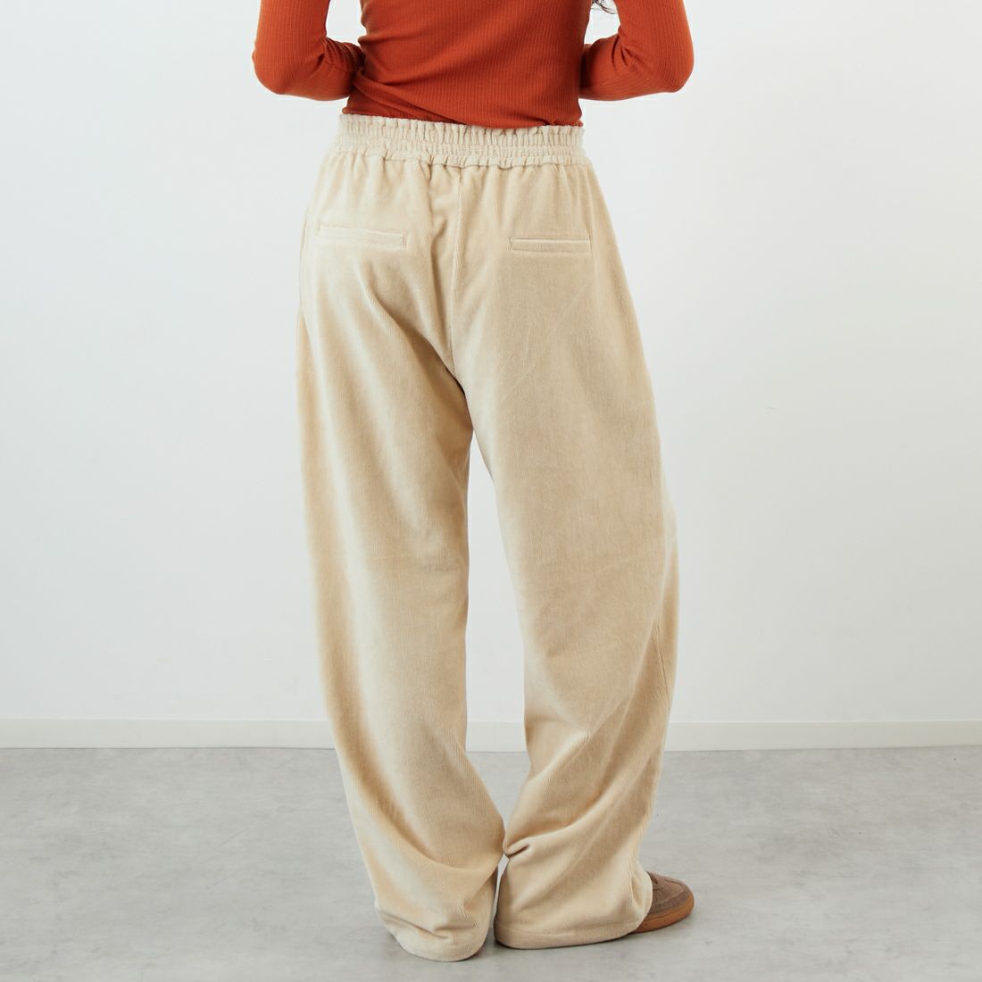 Jeans Factory Clothes [ジーンズファクトリークローズ] コーデュロイイージーワイドパンツ [IN2-CSB-5] ECRU &&モデル身長：162cm 着用サイズ：36&&