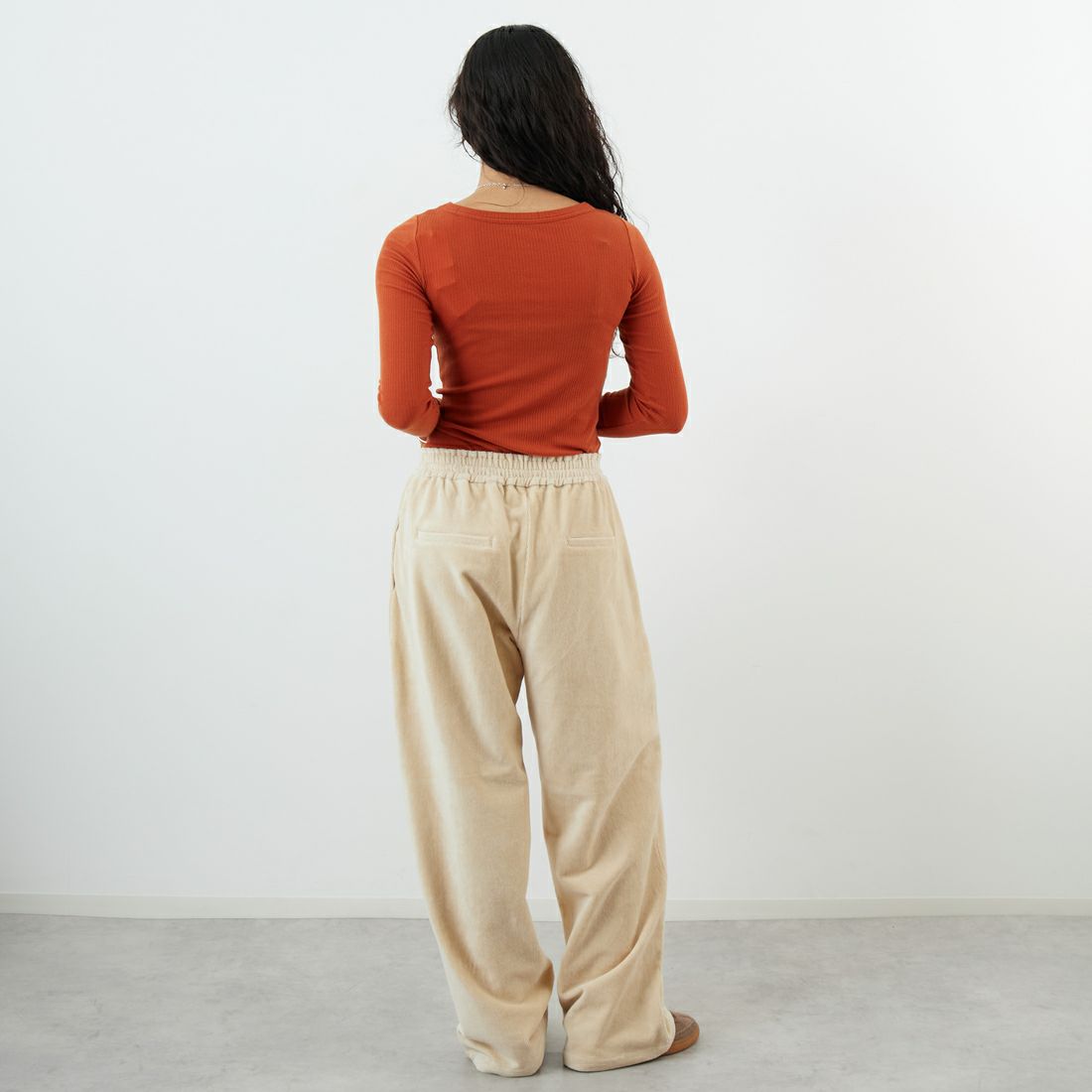 Jeans Factory Clothes [ジーンズファクトリークローズ] コーデュロイイージーワイドパンツ [IN2-CSB-5] ECRU &&モデル身長：162cm 着用サイズ：36&&