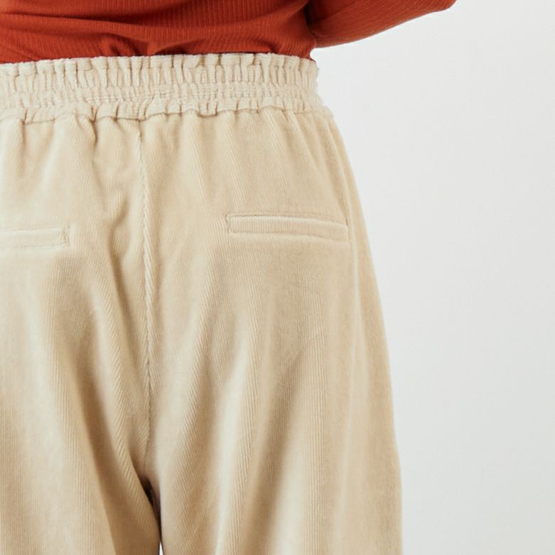 Jeans Factory Clothes [ジーンズファクトリークローズ] コーデュロイイージーワイドパンツ [IN2-CSB-5] ECRU &&モデル身長：162cm 着用サイズ：36&&