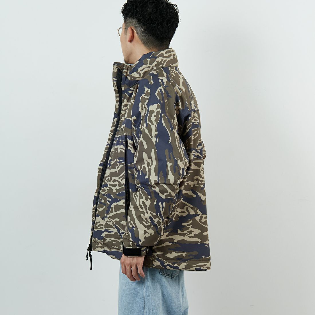 +phenix [プラスフェニックス] 別注 LEVEL7 ダウンジャケット [POO-25080IN-JF] CAMO &&モデル身長：168cm 着用サイズ：M&&