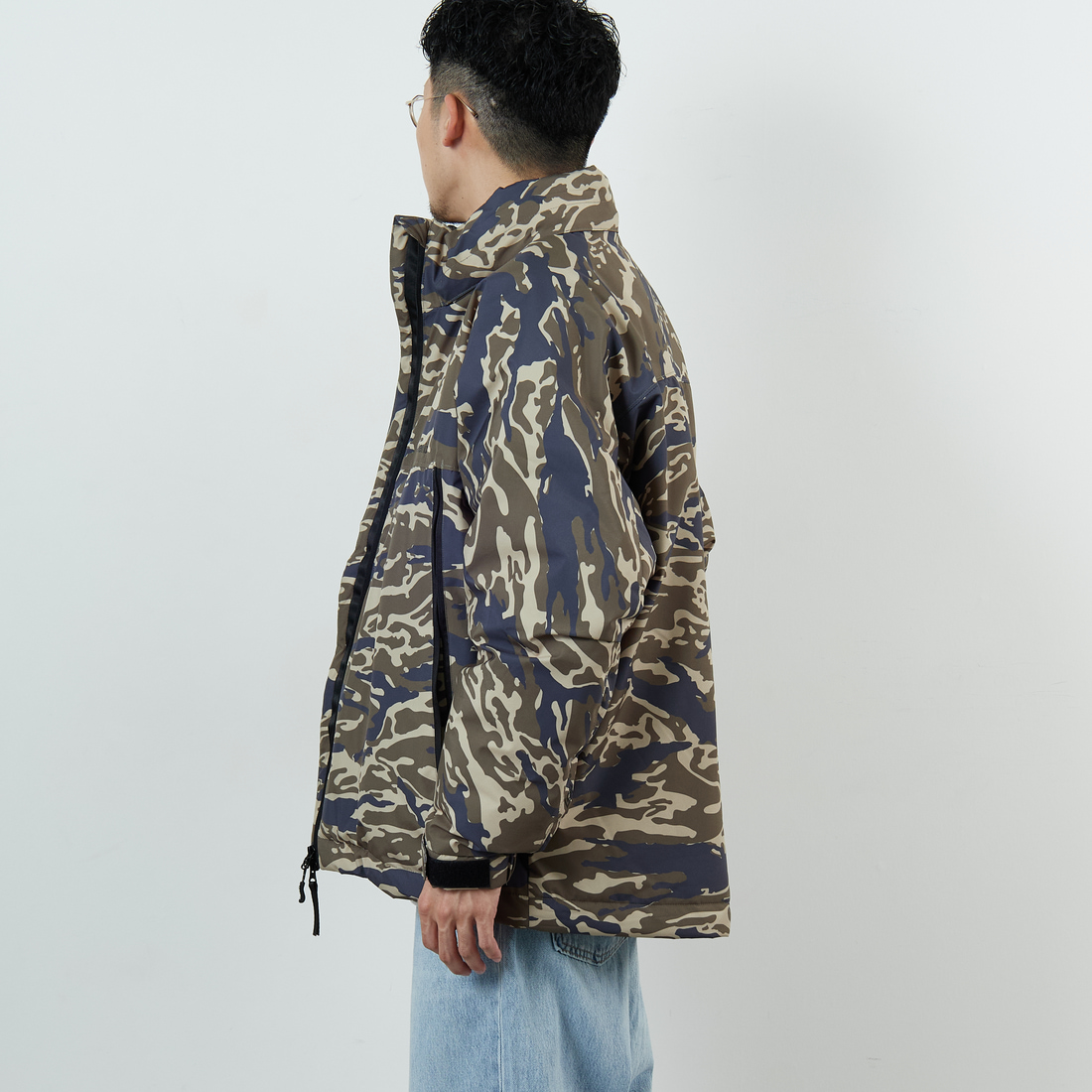 +phenix [プラスフェニックス] 別注 LEVEL7 ダウンジャケット [POO-25080IN-JF] CAMO &&モデル身長：168cm 着用サイズ：M&&
