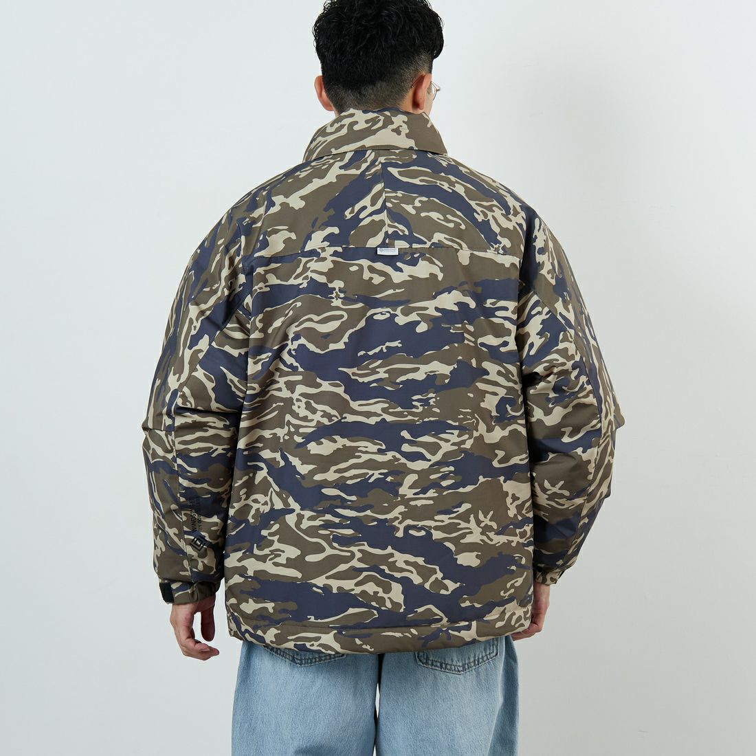 +phenix [プラスフェニックス] 別注 LEVEL7 ダウンジャケット [POO-25080IN-JF] CAMO &&モデル身長：168cm 着用サイズ：M&&