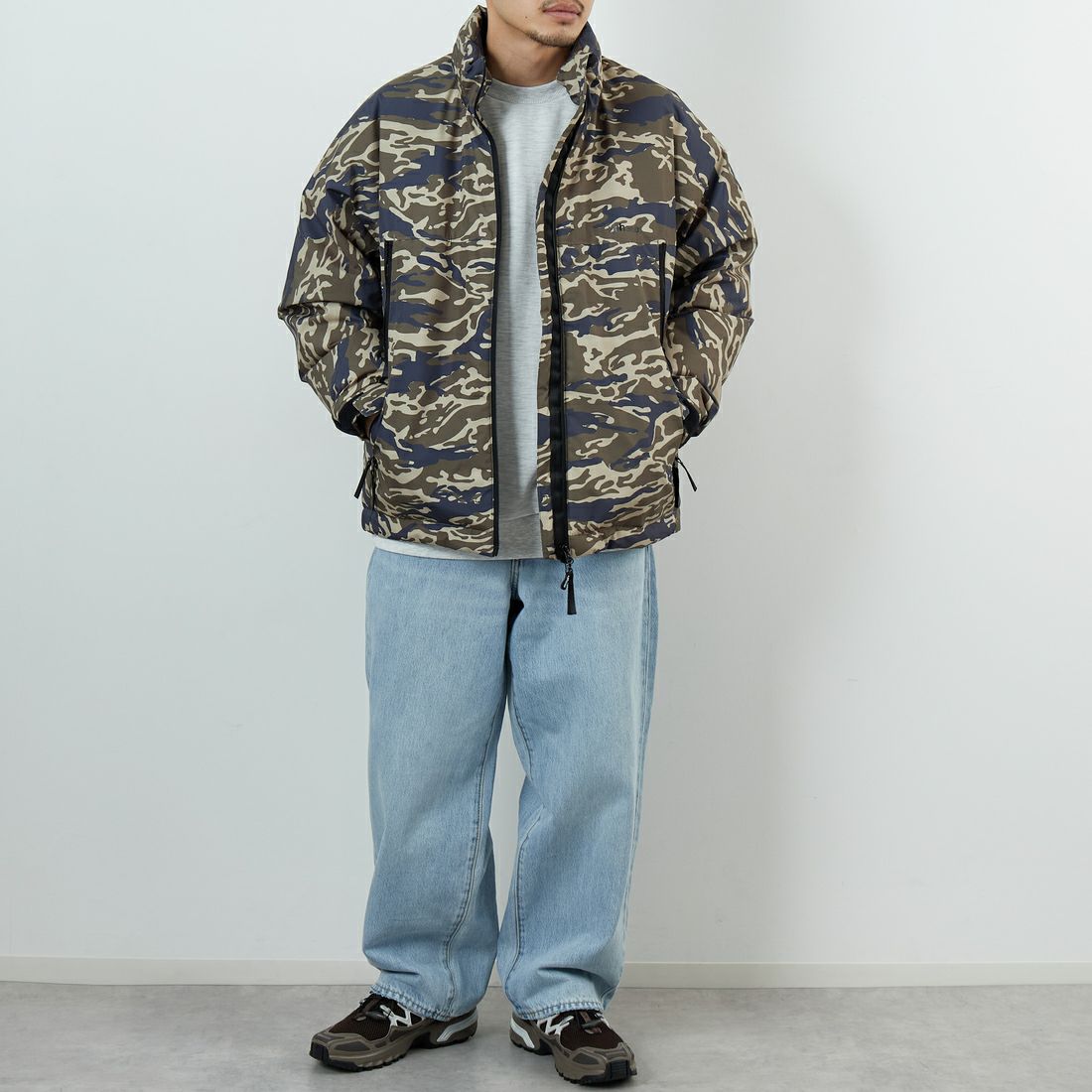 +phenix [プラスフェニックス] 別注 LEVEL7 ダウンジャケット [POO-25080IN-JF] CAMO &&モデル身長：168cm 着用サイズ：M&&