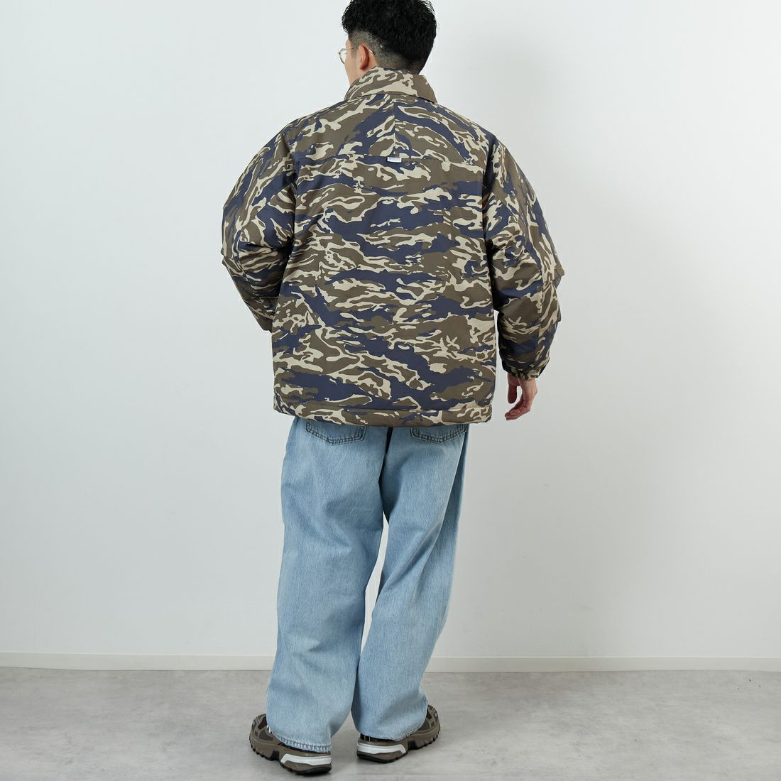 +phenix [プラスフェニックス] 別注 LEVEL7 ダウンジャケット [POO-25080IN-JF] CAMO &&モデル身長：168cm 着用サイズ：M&&