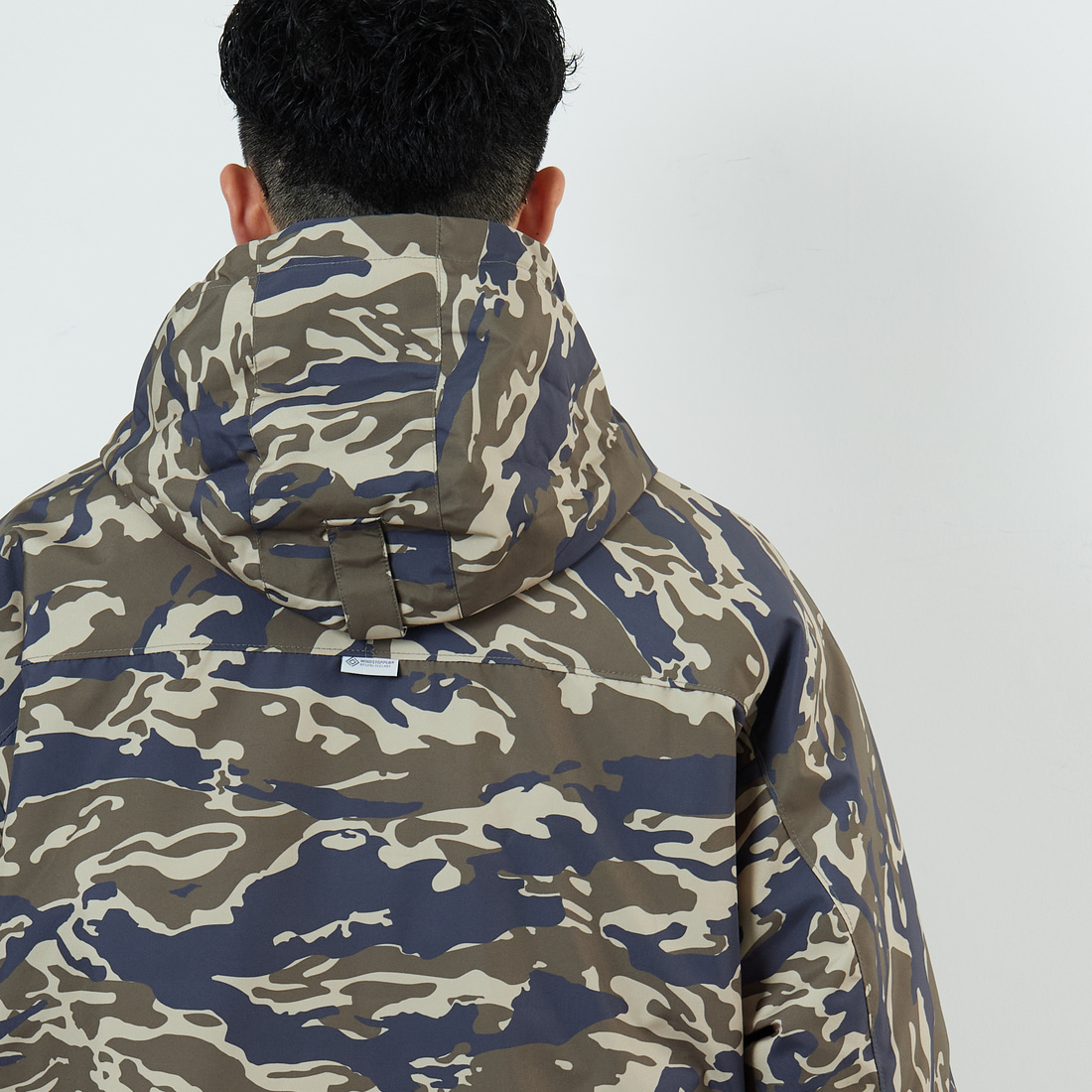 +phenix [プラスフェニックス] 別注 LEVEL7 ダウンジャケット [POO-25080IN-JF] CAMO &&モデル身長：168cm 着用サイズ：M&&