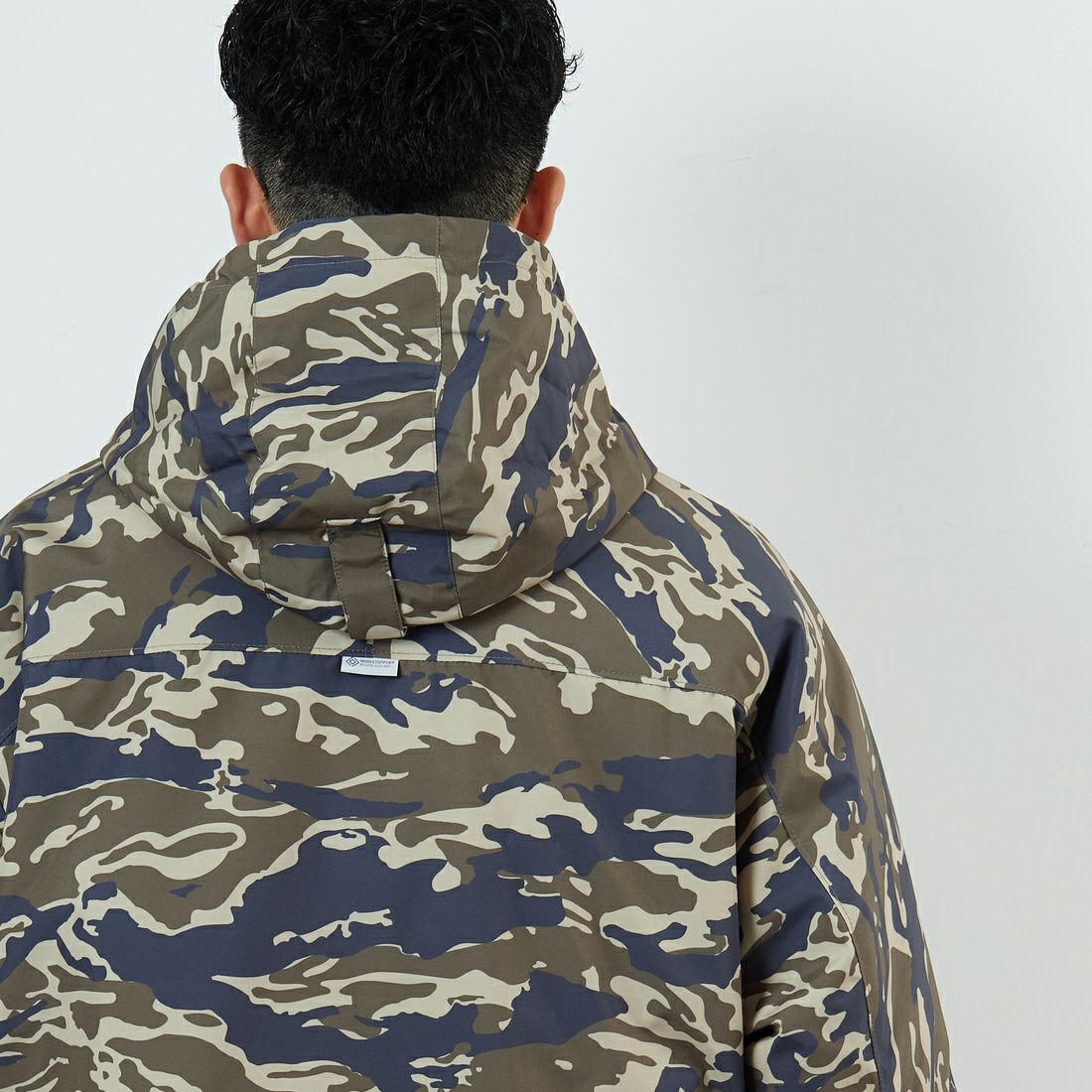 +phenix [プラスフェニックス] 別注 LEVEL7 ダウンジャケット [POO-25080IN-JF] CAMO &&モデル身長：168cm 着用サイズ：M&&