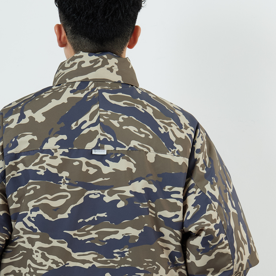 +phenix [プラスフェニックス] 別注 LEVEL7 ダウンジャケット [POO-25080IN-JF] CAMO &&モデル身長：168cm 着用サイズ：M&&