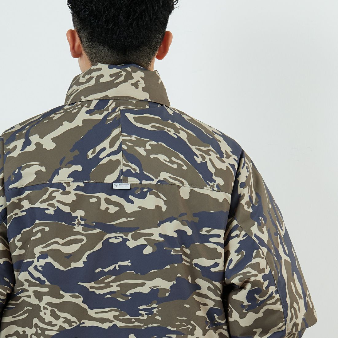 +phenix [プラスフェニックス] 別注 LEVEL7 ダウンジャケット [POO-25080IN-JF] CAMO &&モデル身長：168cm 着用サイズ：M&&