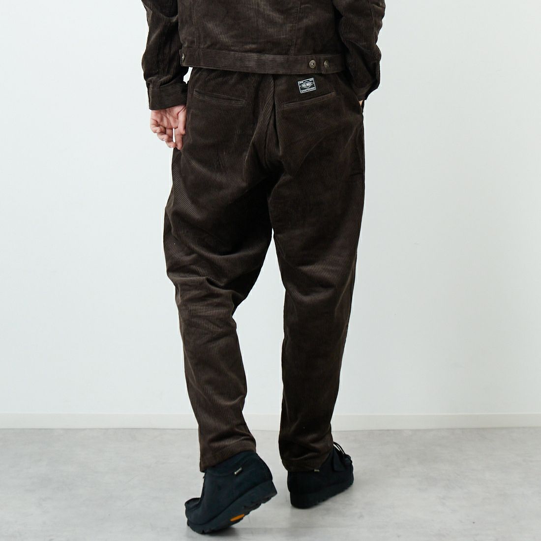 BIG MIKE [ビッグマイク] 別注 コーデュロイイージーパンツ [30804-JF] CHARCOAL &&モデル身長：179cm 着用サイズ：L&&