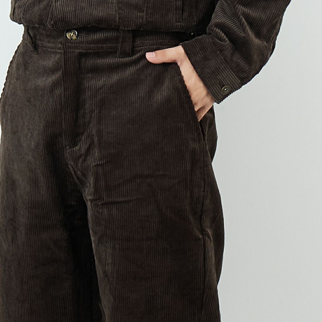 BIG MIKE [ビッグマイク] 別注 コーデュロイイージーパンツ [30804-JF] CHARCOAL &&モデル身長：179cm 着用サイズ：L&&