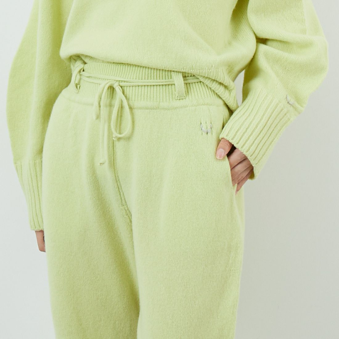 UNFIL [アンフィル] ファインラムウール ベルト付きパンツ [WVFL-UW119] LIME YEL &&モデル身長：162cm 着用サイズ：1&&