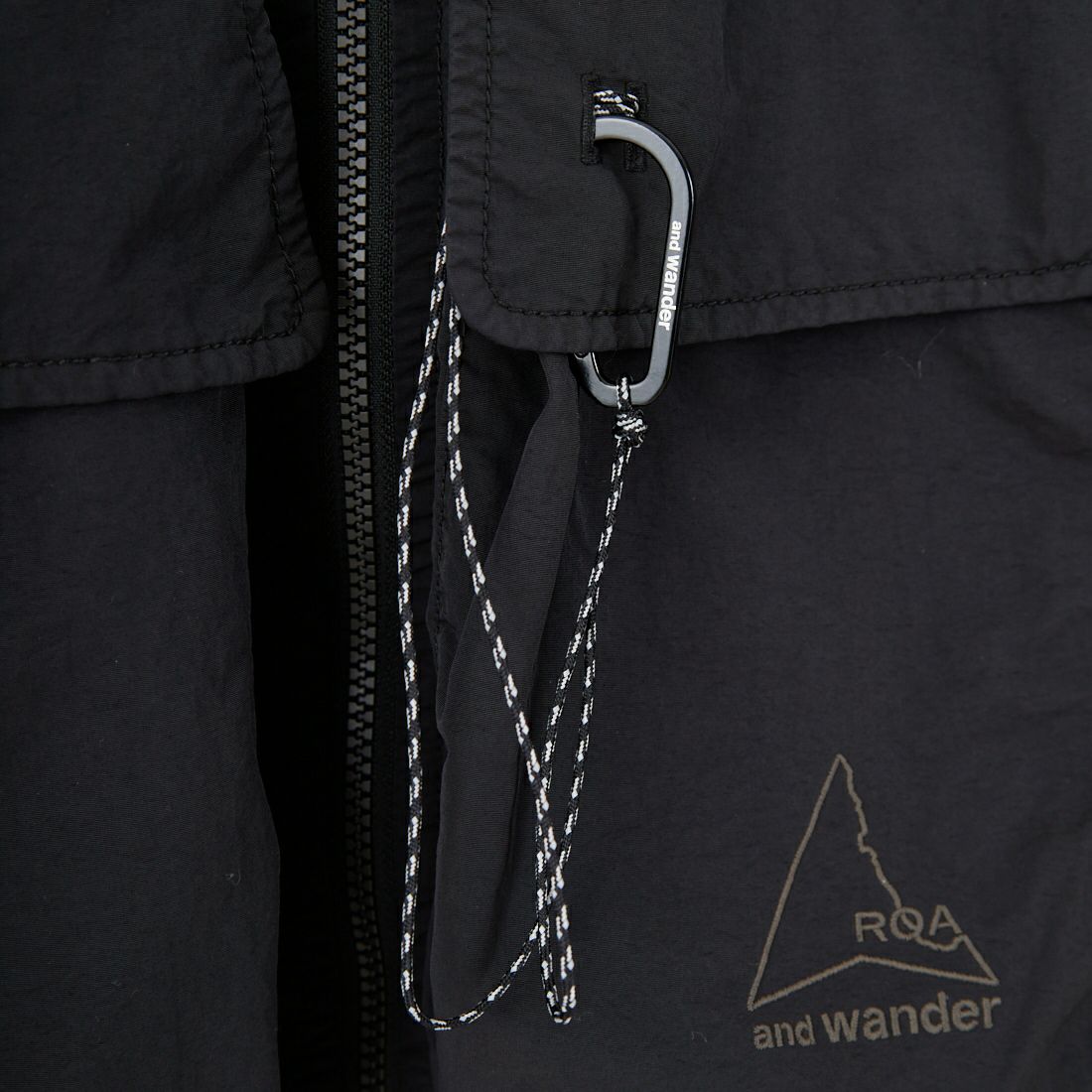 and wander [アンドワンダー] ROA×and wander ガーメントダイ ナイロンフーデッドジャケット [5745221536] BLACK