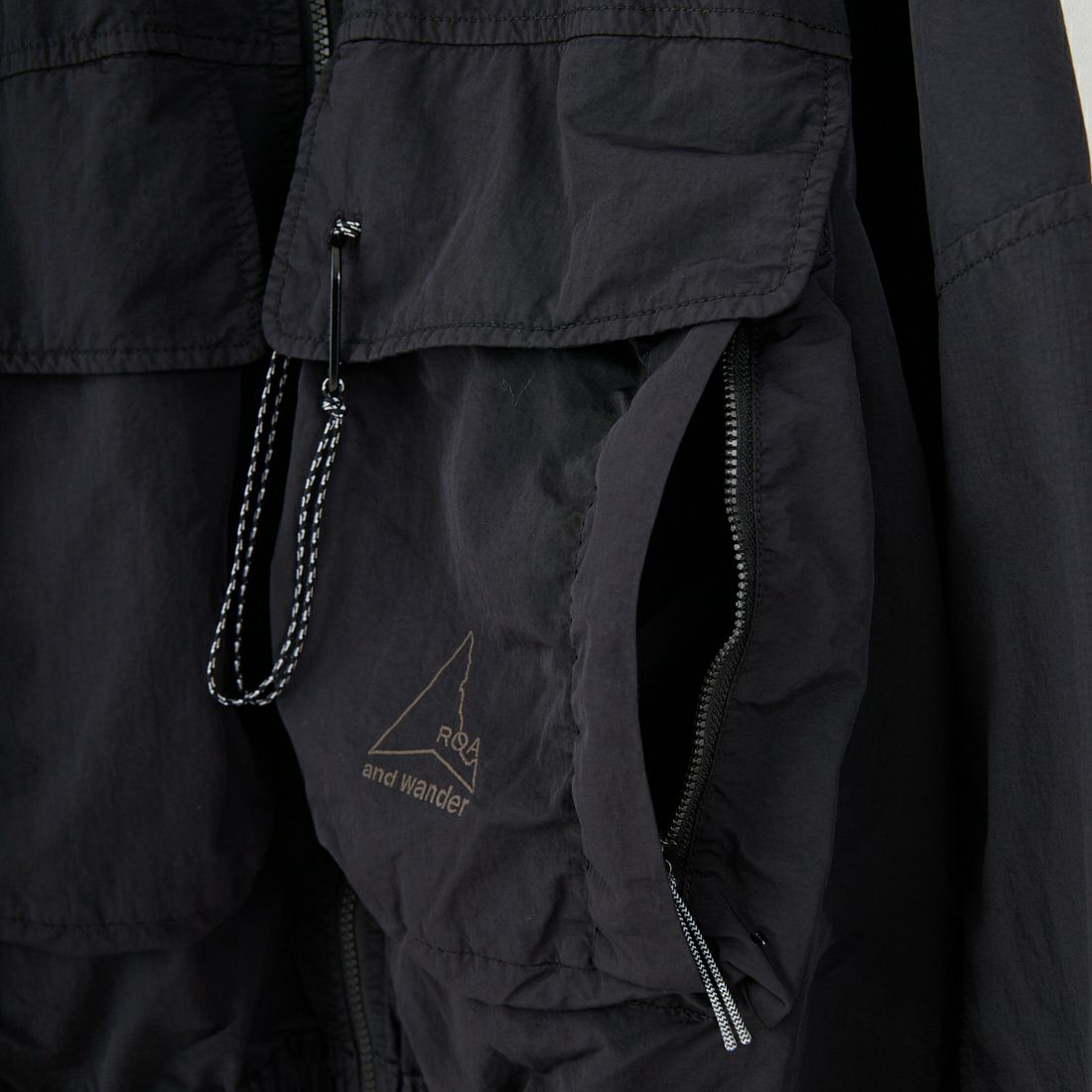 and wander [アンドワンダー] ROA×and wander ガーメントダイ ナイロンフーデッドジャケット [5745221536] BLACK