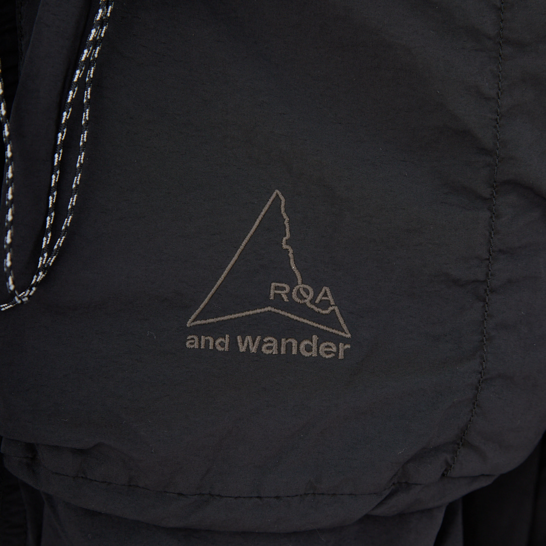 and wander [アンドワンダー] ROA×and wander ガーメントダイ ナイロンフーデッドジャケット [5745221536] BLACK