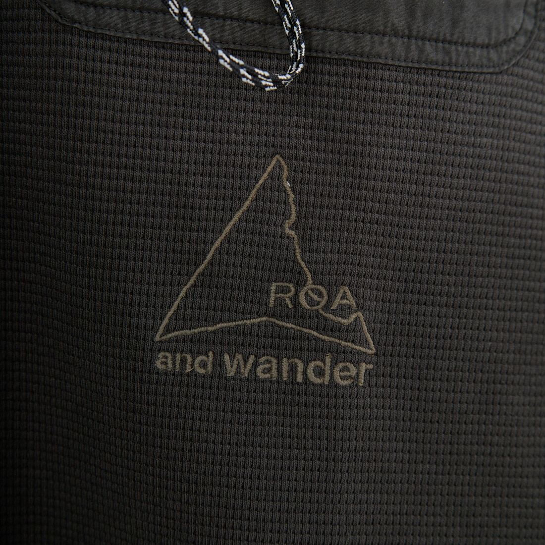 and wander [アンドワンダー] ROA×and wander ガーメントダイ ワッフルポケットTシャツ [5745284539] BLACK
