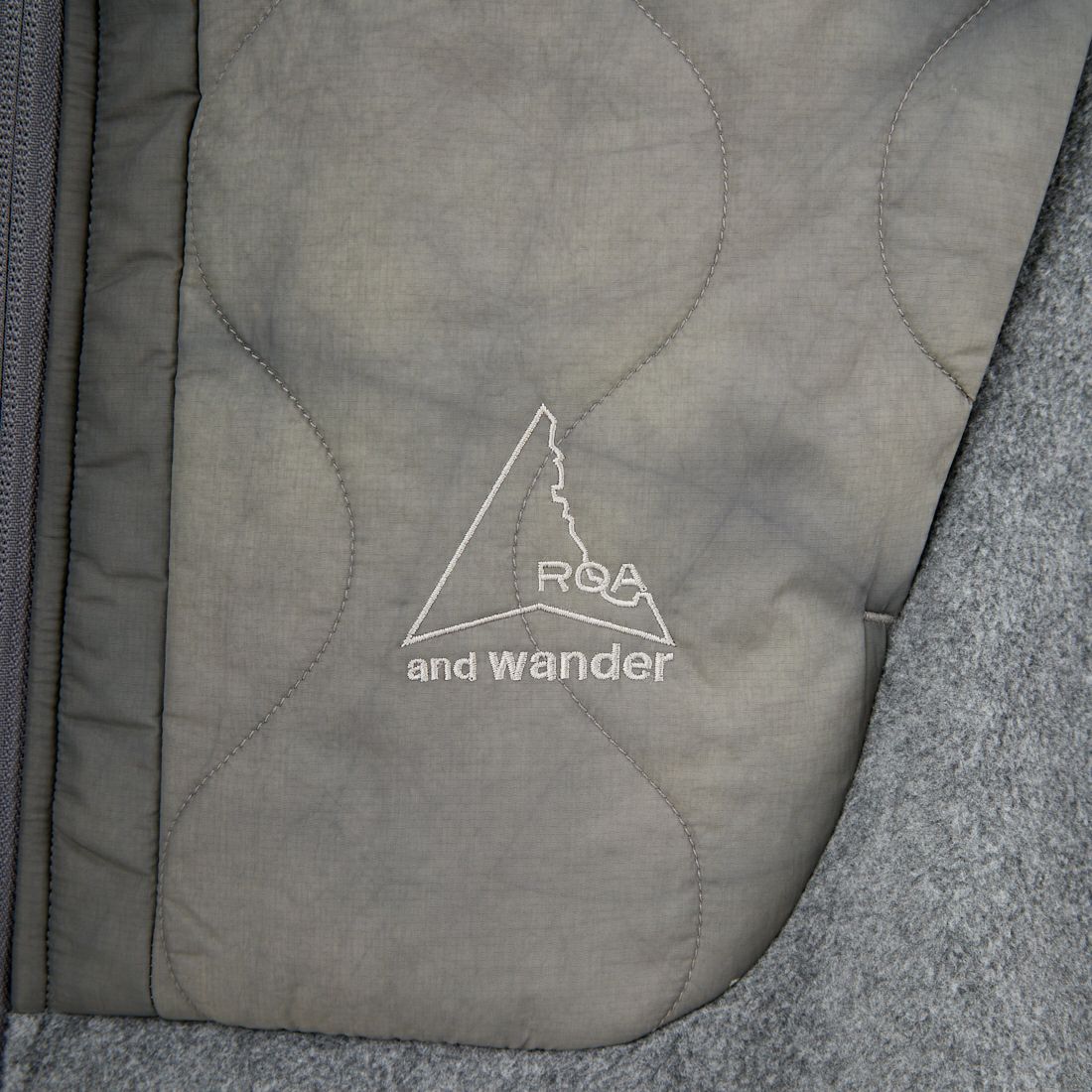 and wander [アンドワンダー] ROA×and wander タイダイ染キルティングフリースジャケット [5745241538] GRAY